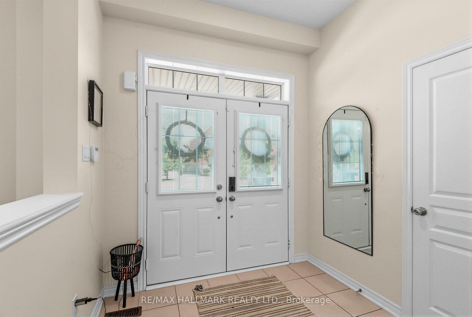 Photo 3 of 124 Barons Street, Vaughan, Kleinburg — HOMEH