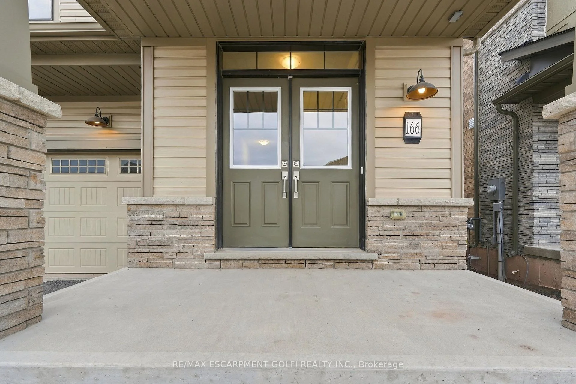 Photo 4 of 166 Aviron Crescent, Welland, Dain City — HOMEH