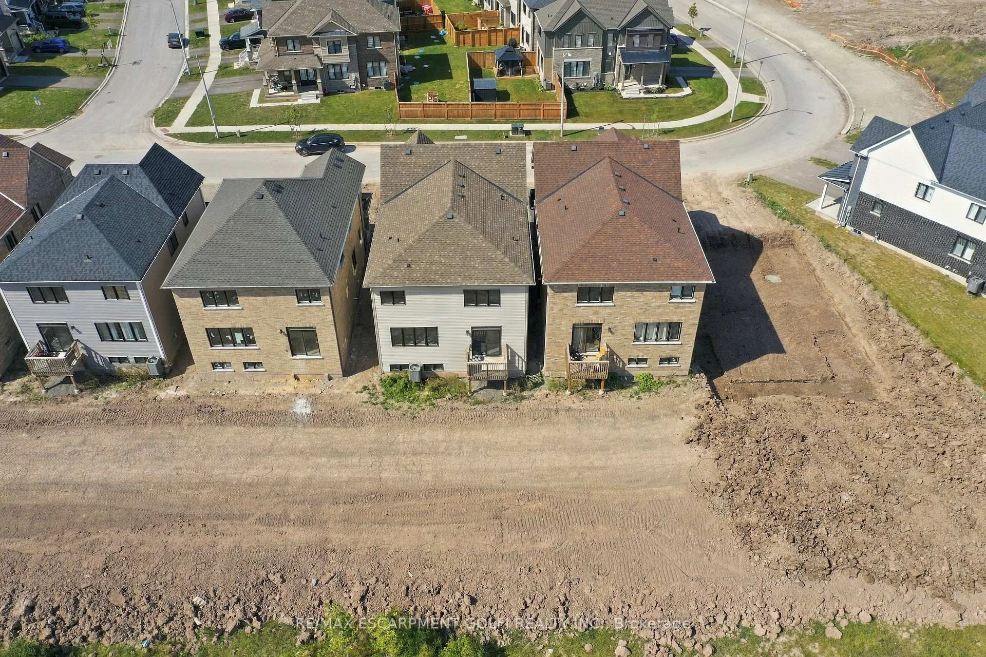 Photo 35 of 166 Aviron Crescent, Welland, Dain City — HOMEH