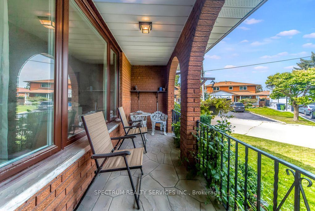 Photo 8 of 16 Burin Court, Etobicoke, Eringate-Centennial-West Deane — HOMEH