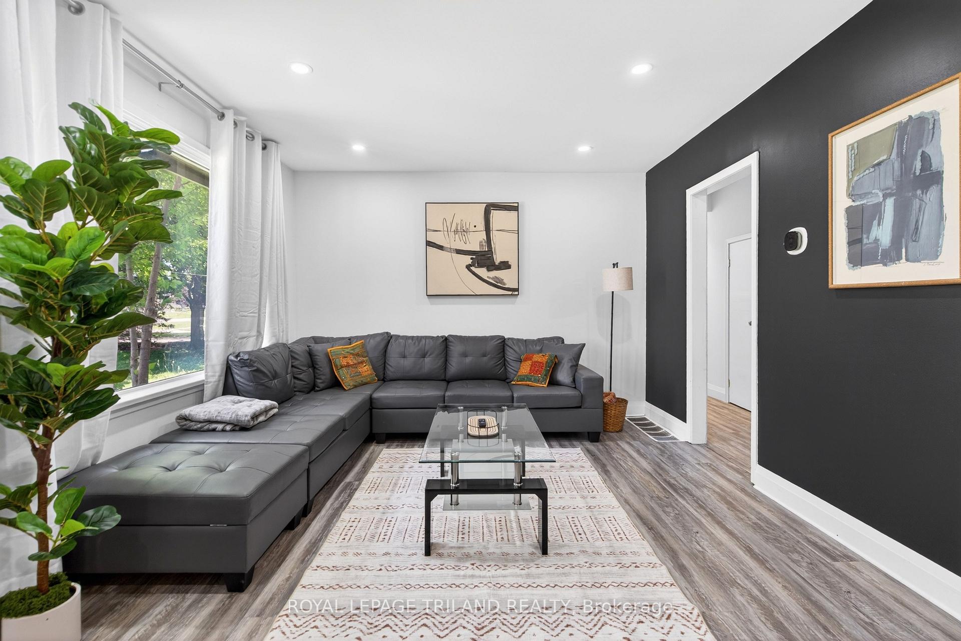Photo 4 of 1223 Sunningdale Road E, London, North C — HOMEH