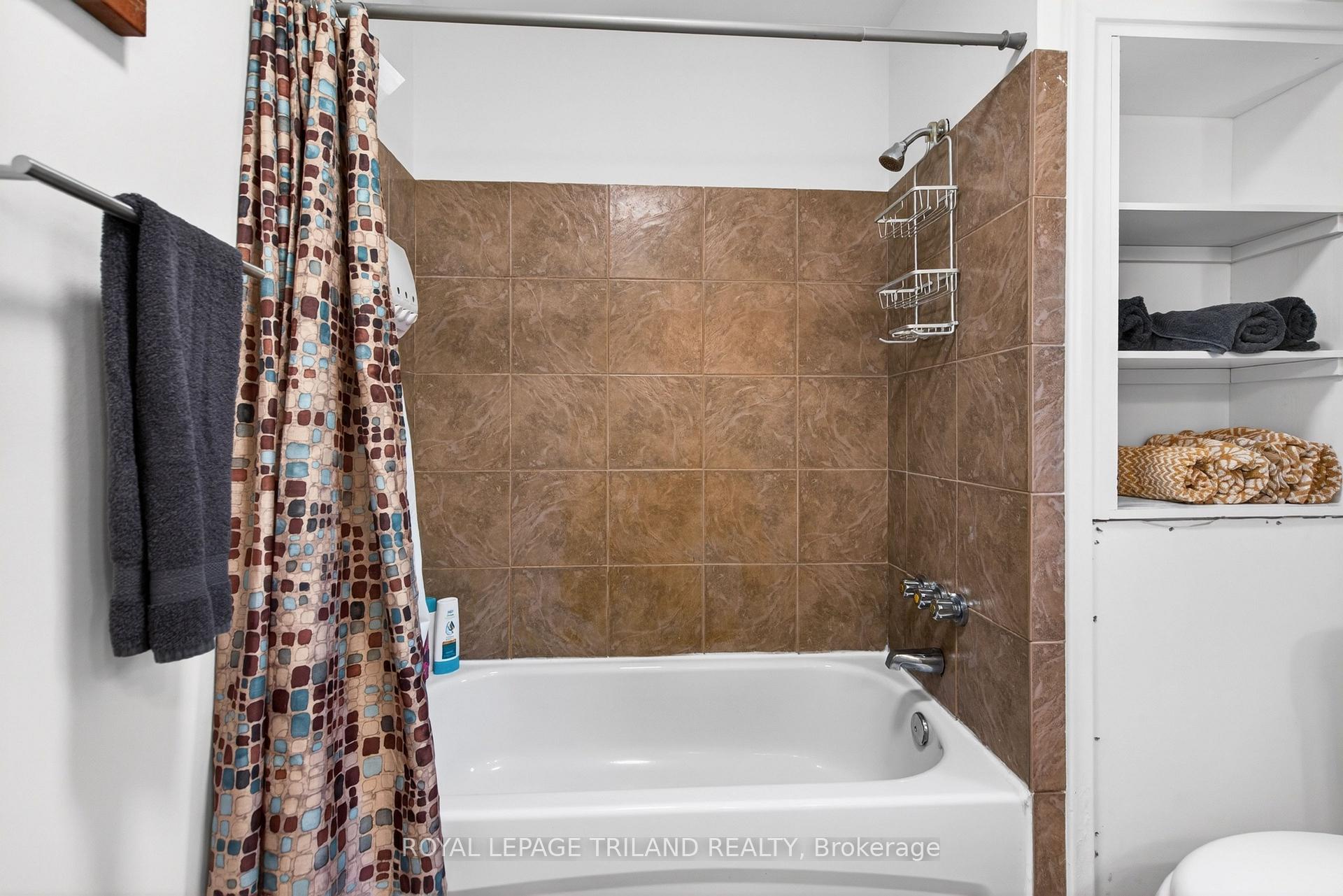 Photo 12 of 1223 Sunningdale Road E, London, North C — HOMEH