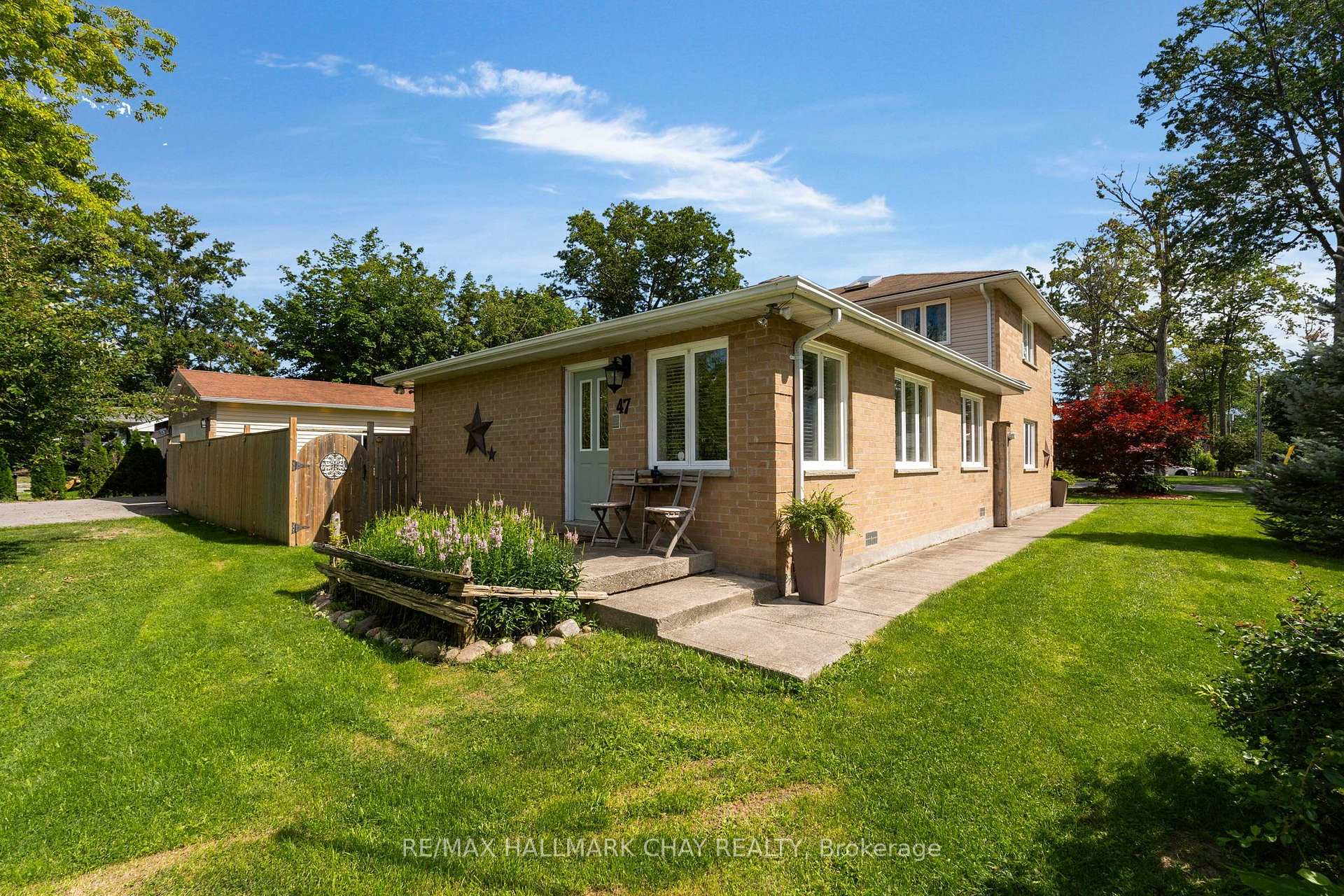Photo 2 of 47 Lakeside Drive, Innisfil, Rural Innisfil — HOMEH