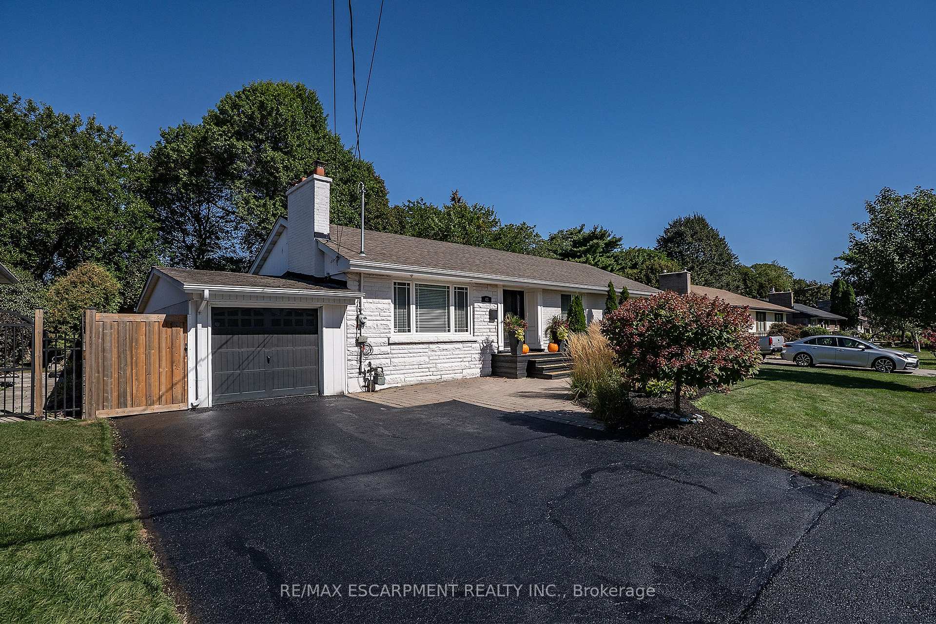 Photo 2 of 43 Miller Drive, Hamilton, Ancaster — HOMEH