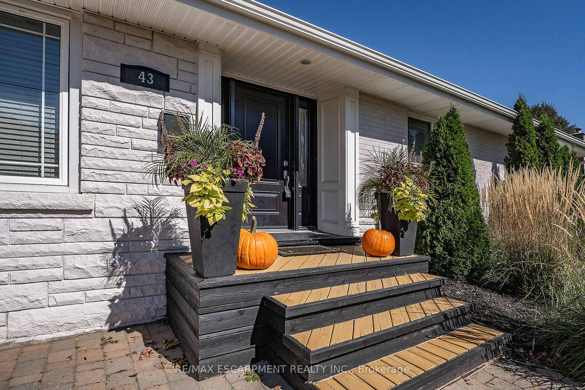 Photo 3 of 43 Miller Drive, Hamilton, Ancaster — HOMEH