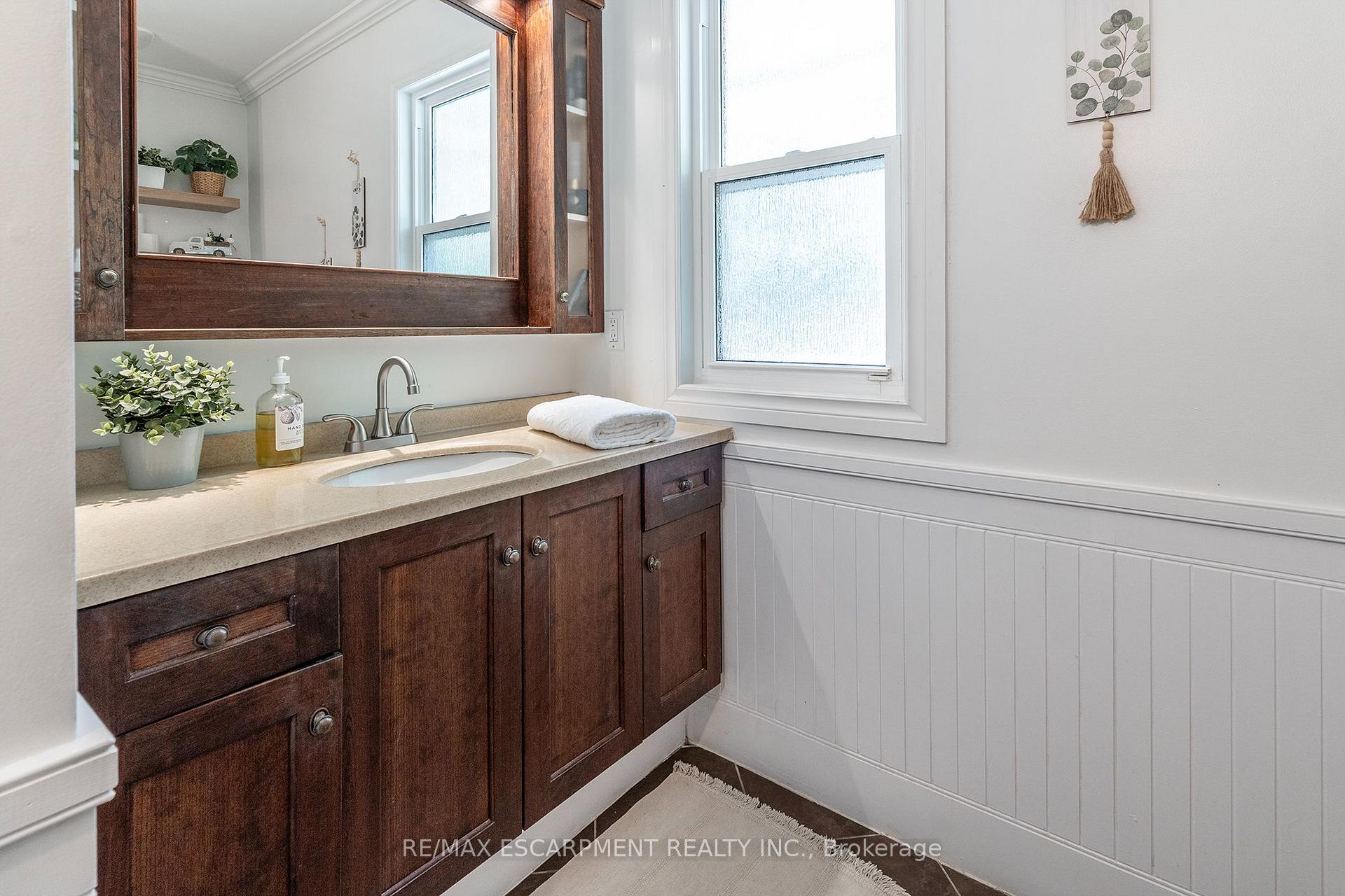 Photo 13 of 43 Miller Drive, Hamilton, Ancaster — HOMEH