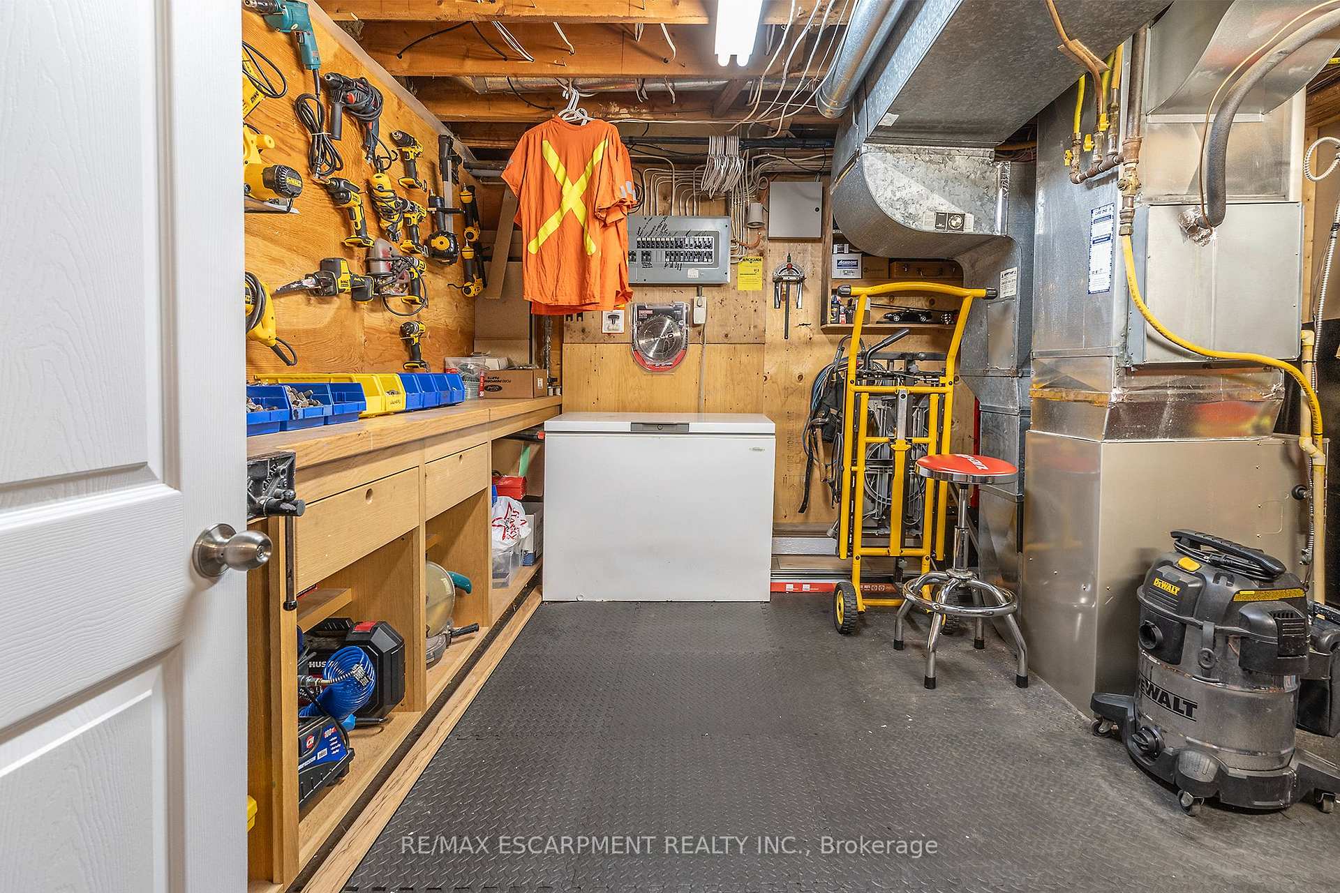 Photo 21 of 43 Miller Drive, Hamilton, Ancaster — HOMEH