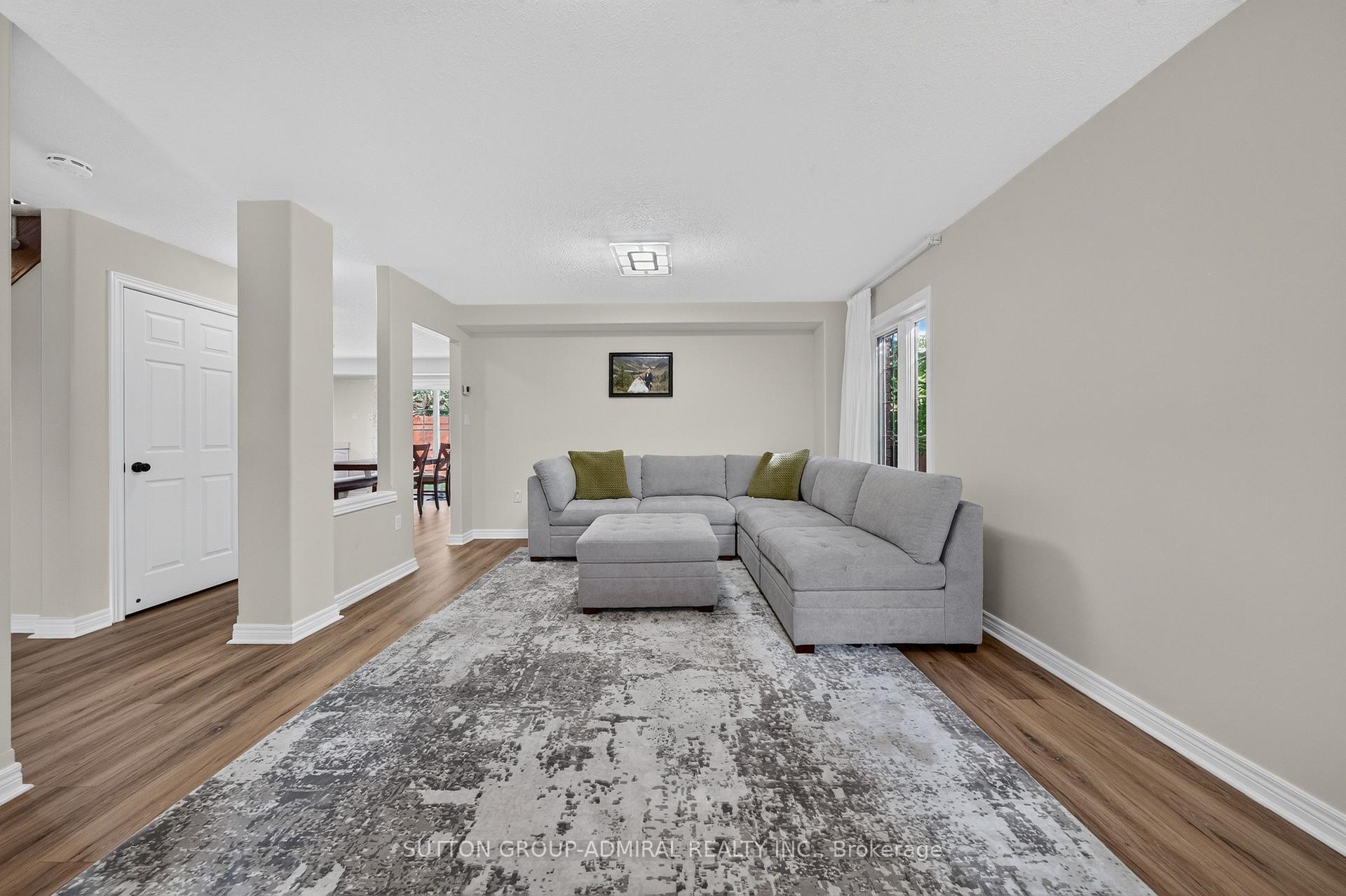Photo 10 of 34 Balmoral Place, Barrie, Innis-Shore — HOMEH