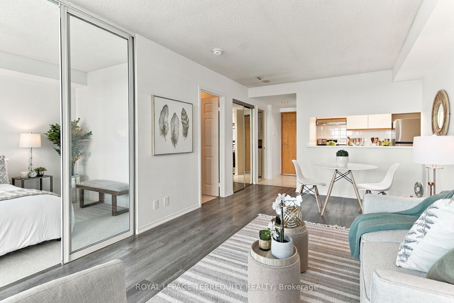 Photo 10 of Unit 1104, 99 Harbour Square, Toronto, Waterfront Communities — HOMEH