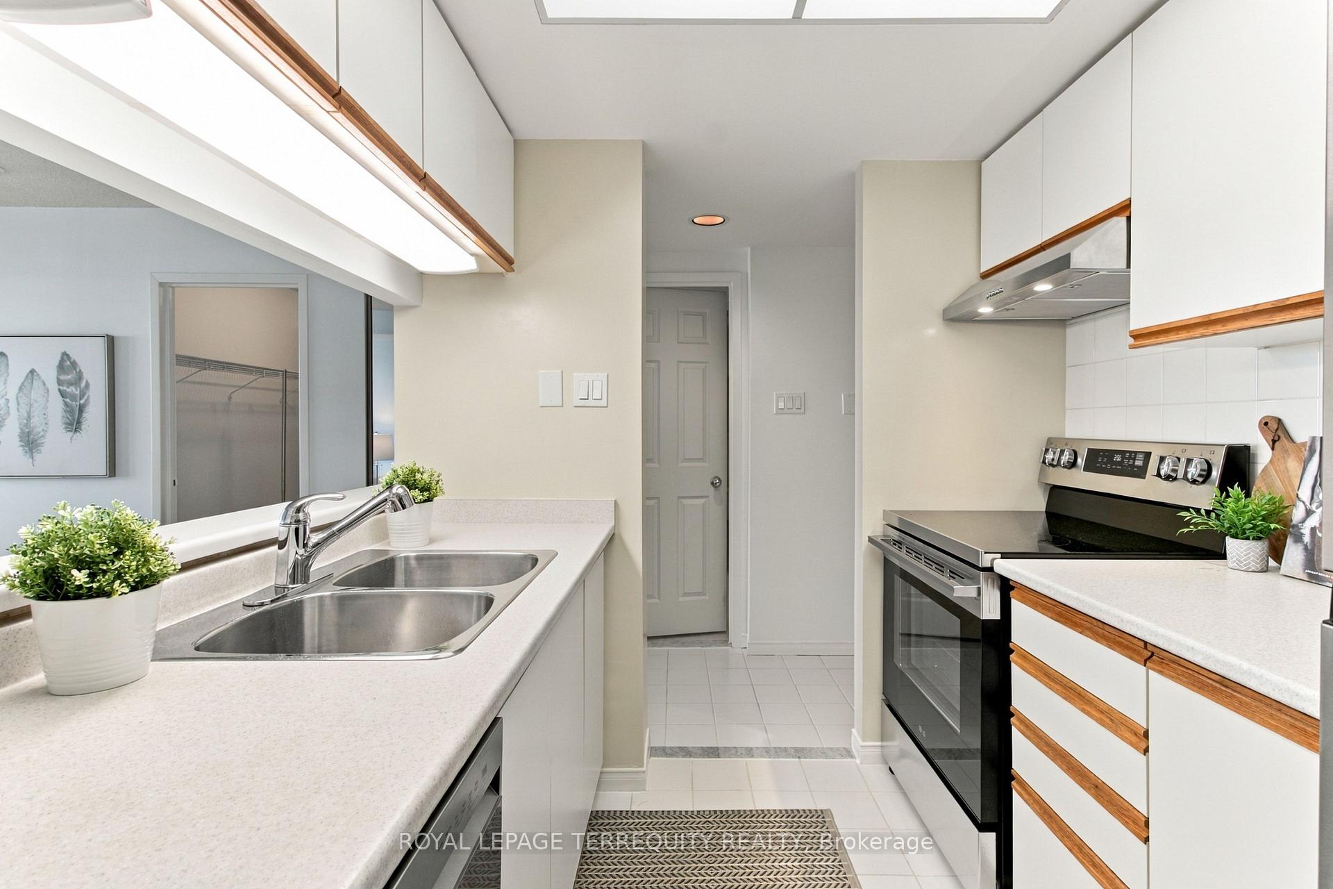 Photo 23 of Unit 1104, 99 Harbour Square, Toronto, Waterfront Communities — HOMEH