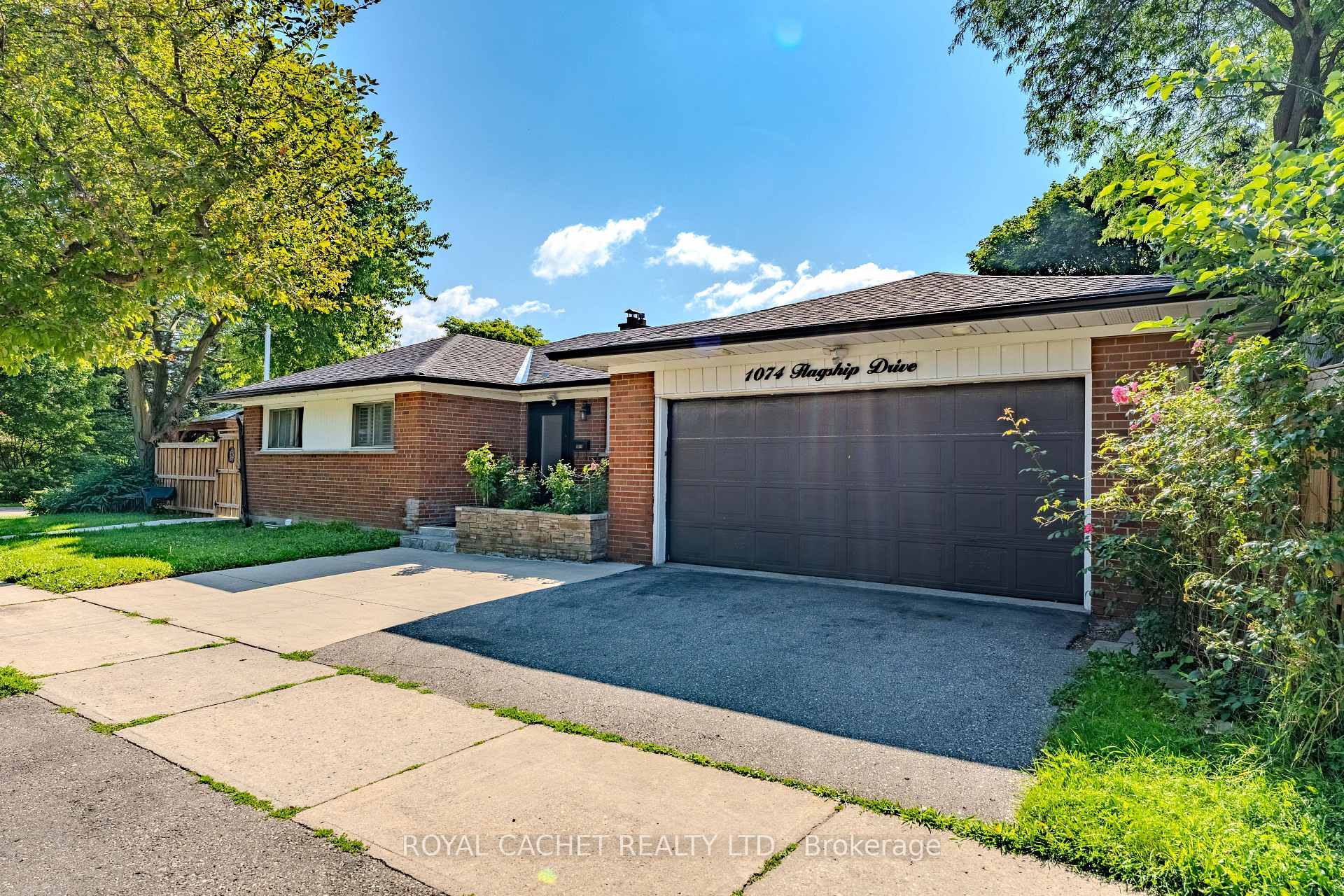 Photo 1 of 1074 Flagship Drive, Mississauga, Applewood — HOMEH