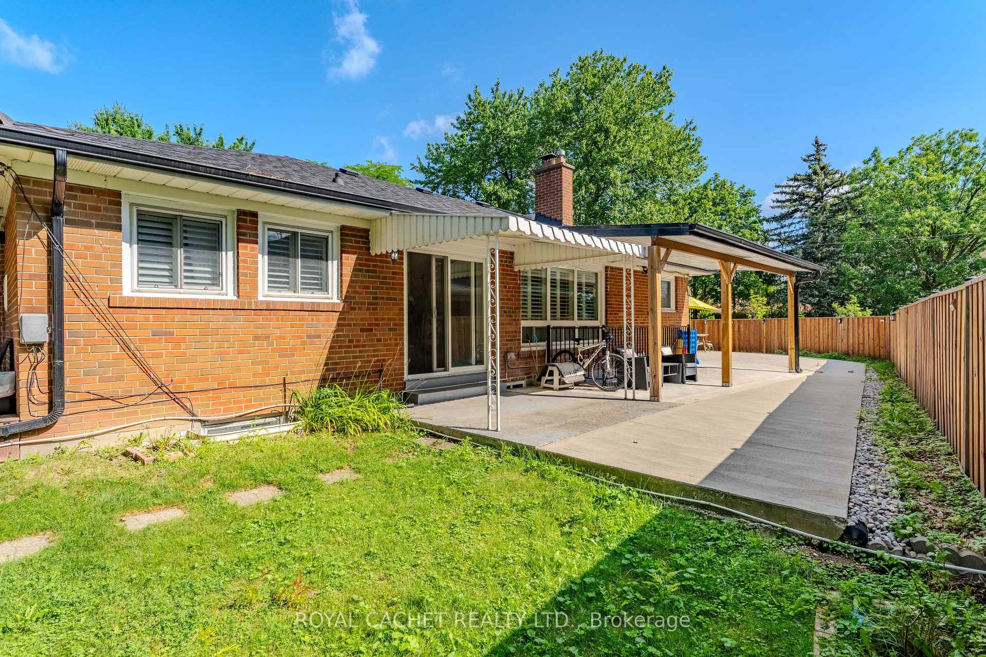 Photo 2 of 1074 Flagship Drive, Mississauga, Applewood — HOMEH