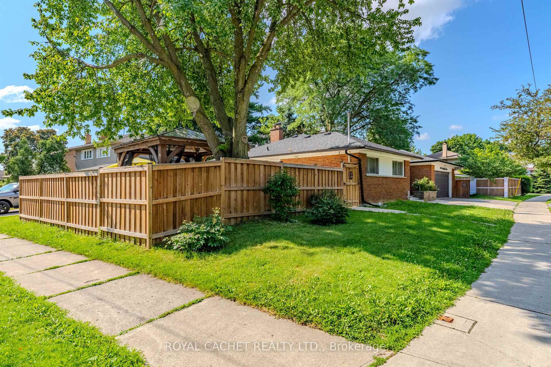 Photo 3 of 1074 Flagship Drive, Mississauga, Applewood — HOMEH