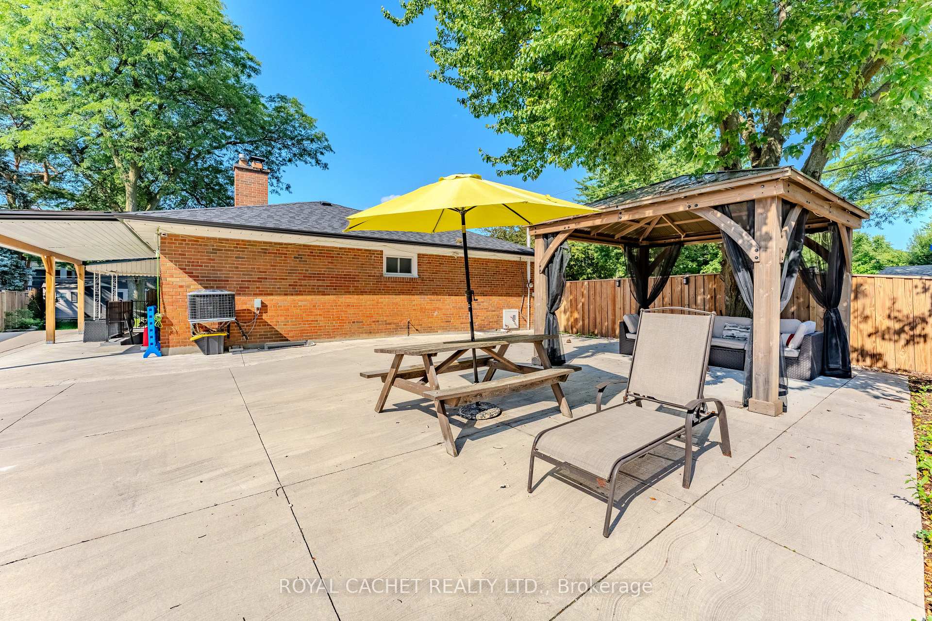 Photo 4 of 1074 Flagship Drive, Mississauga, Applewood — HOMEH