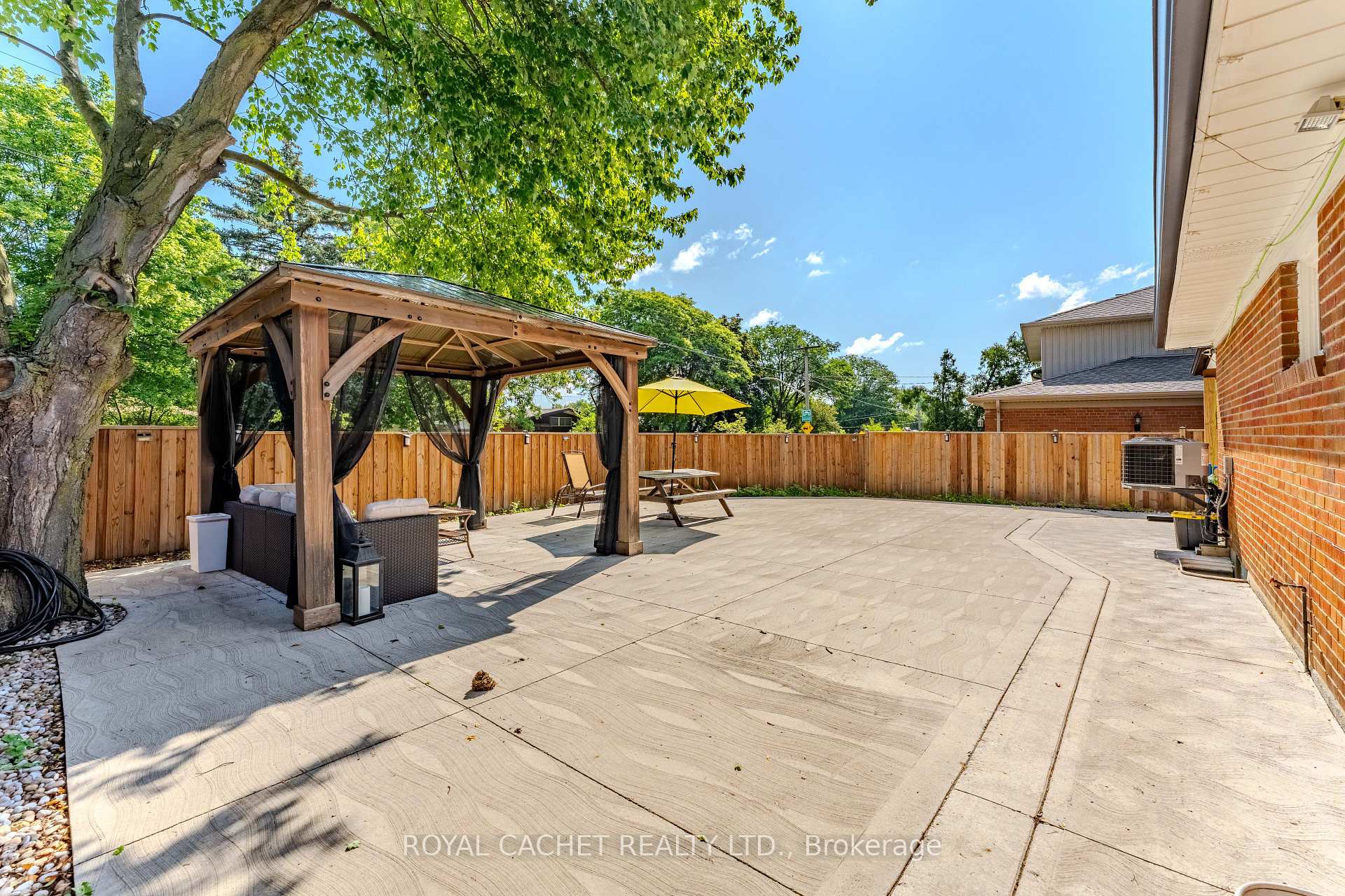 Photo 5 of 1074 Flagship Drive, Mississauga, Applewood — HOMEH