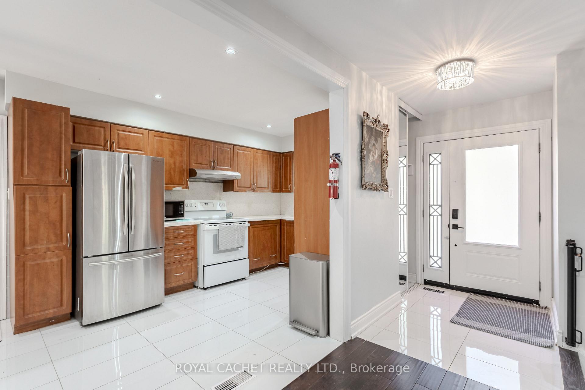 Photo 6 of 1074 Flagship Drive, Mississauga, Applewood — HOMEH