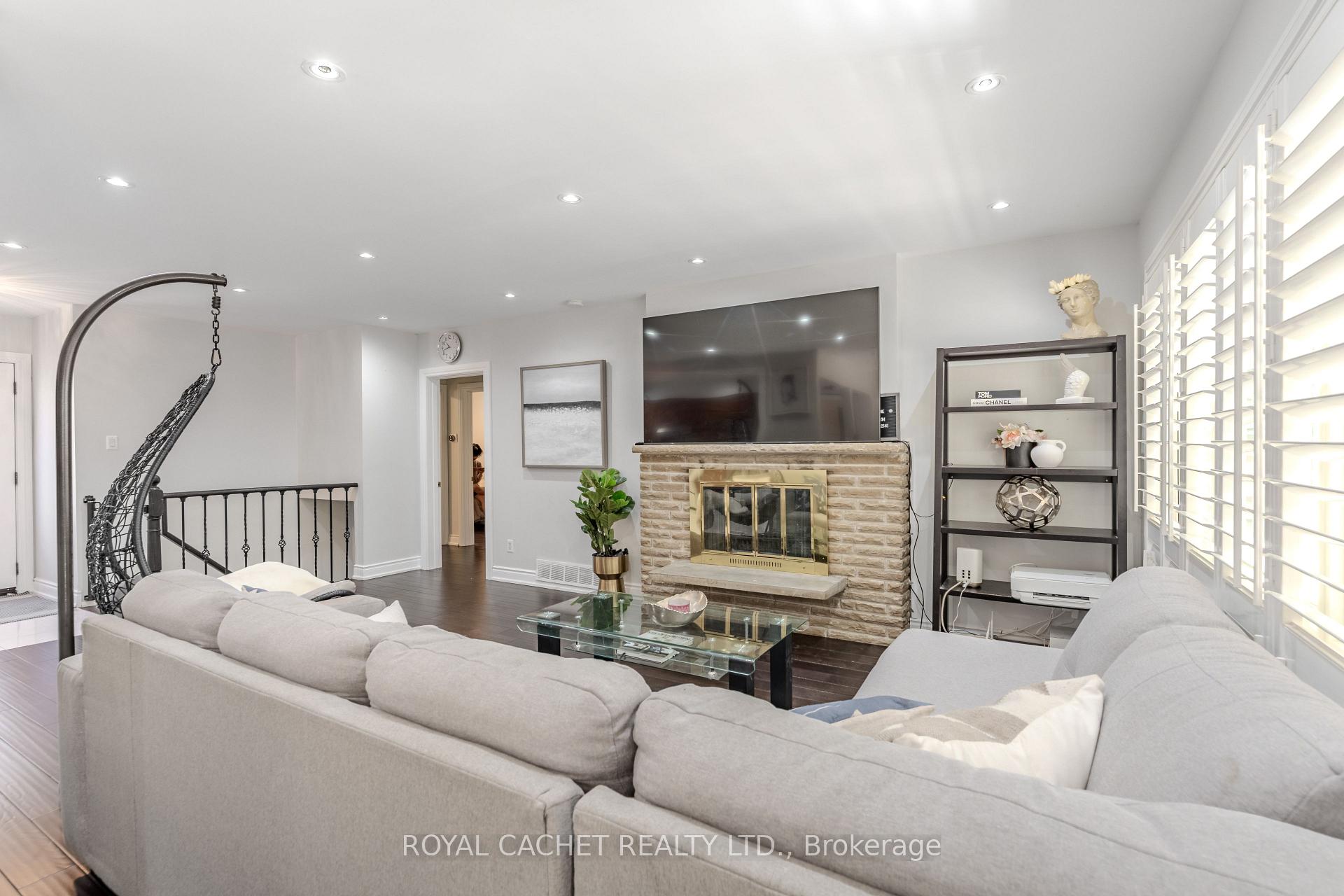 Photo 9 of 1074 Flagship Drive, Mississauga, Applewood — HOMEH