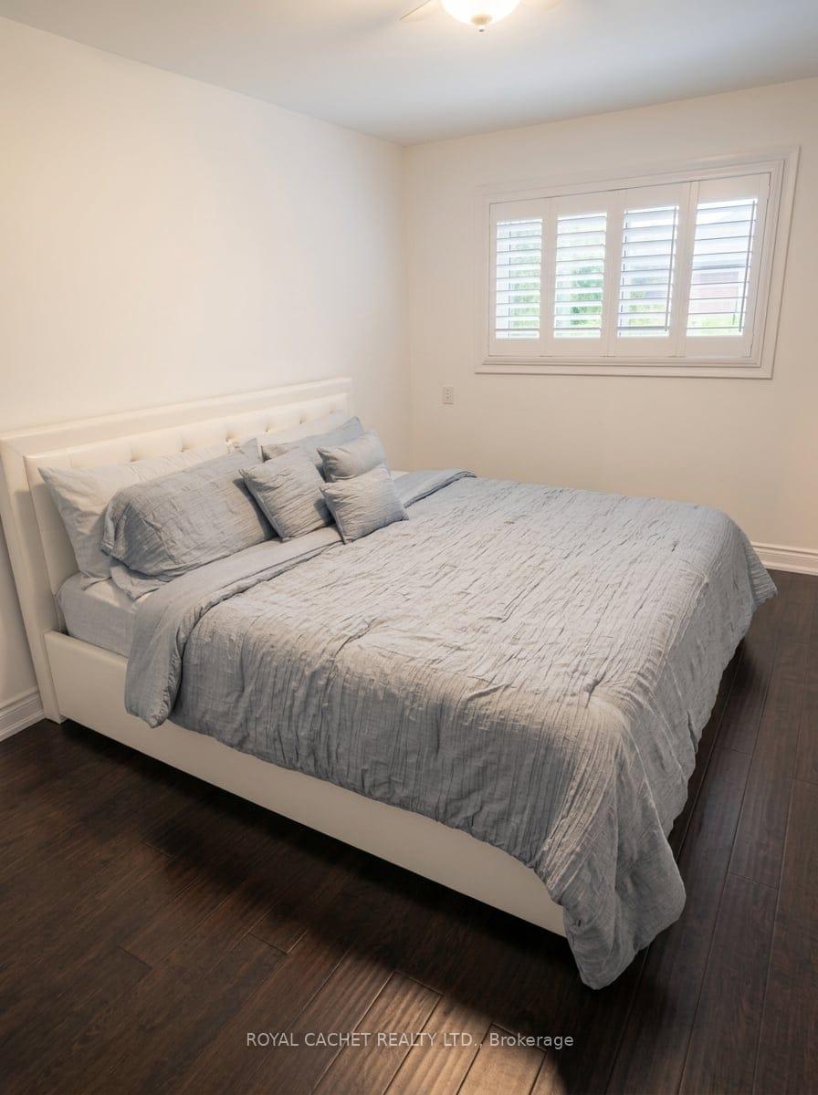 Photo 11 of 1074 Flagship Drive, Mississauga, Applewood — HOMEH