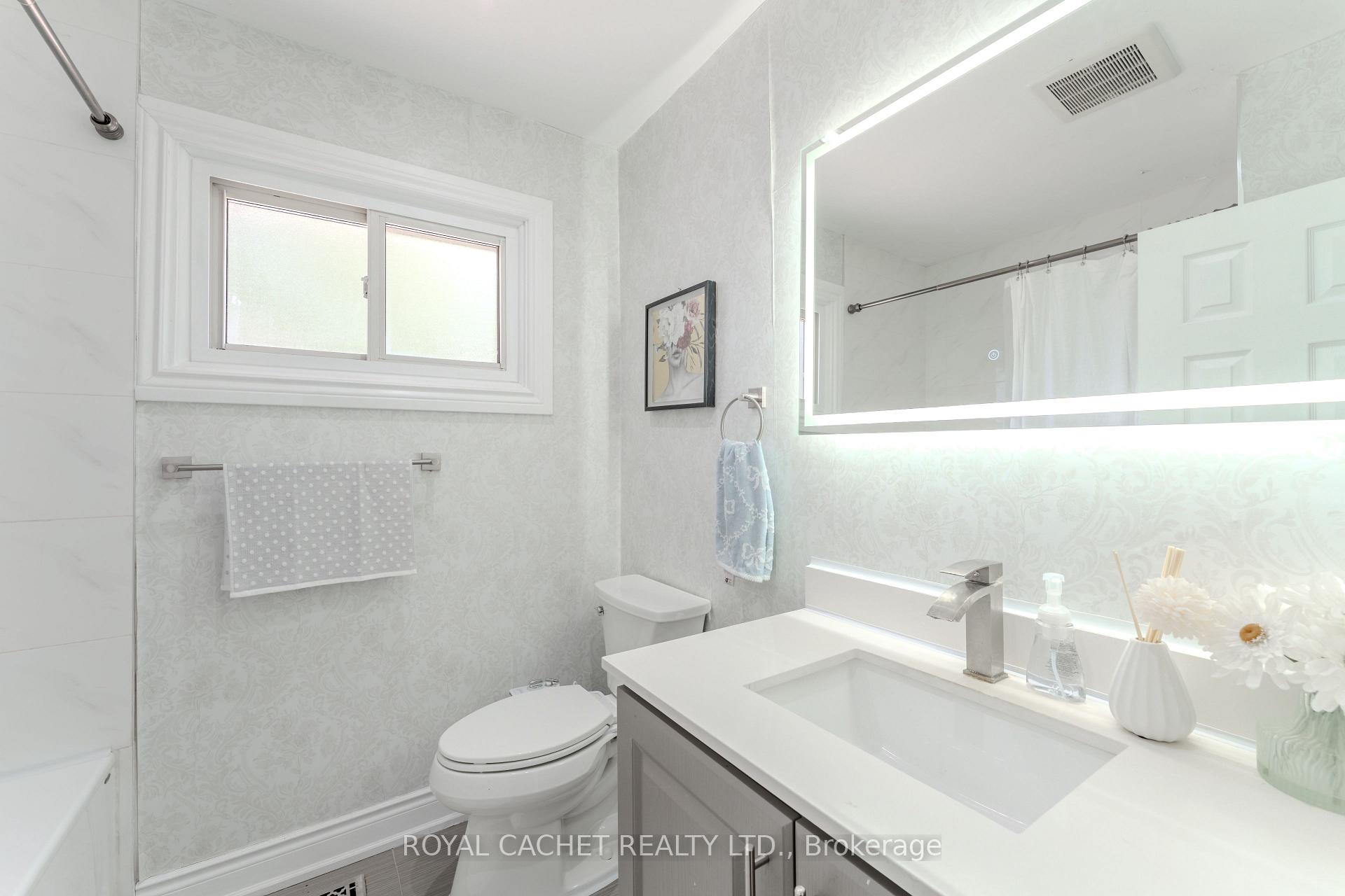 Photo 12 of 1074 Flagship Drive, Mississauga, Applewood — HOMEH