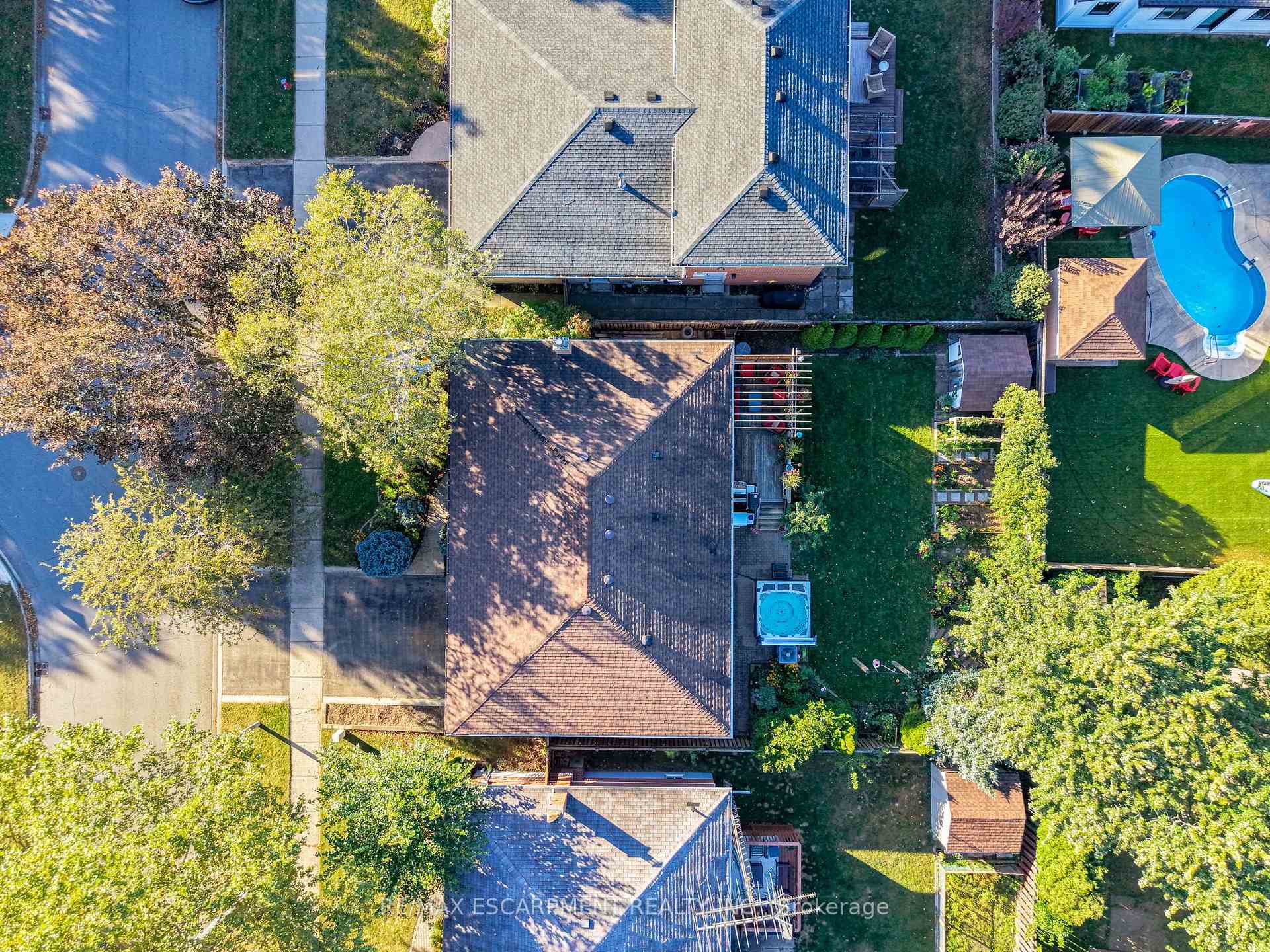 Photo 2 of 1060 Dowland Crescent, Burlington, LaSalle — HOMEH