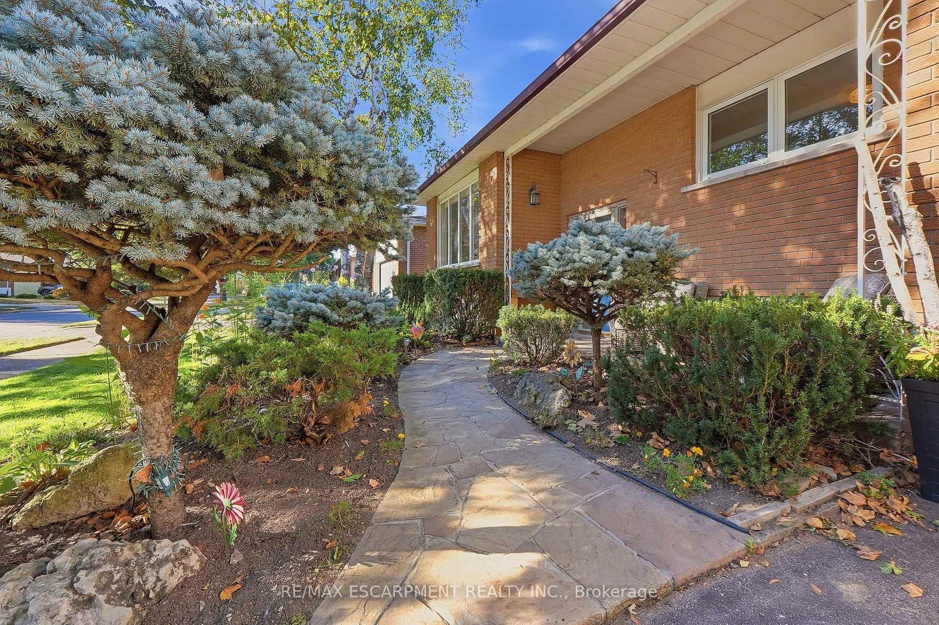 Photo 4 of 1060 Dowland Crescent, Burlington, LaSalle — HOMEH