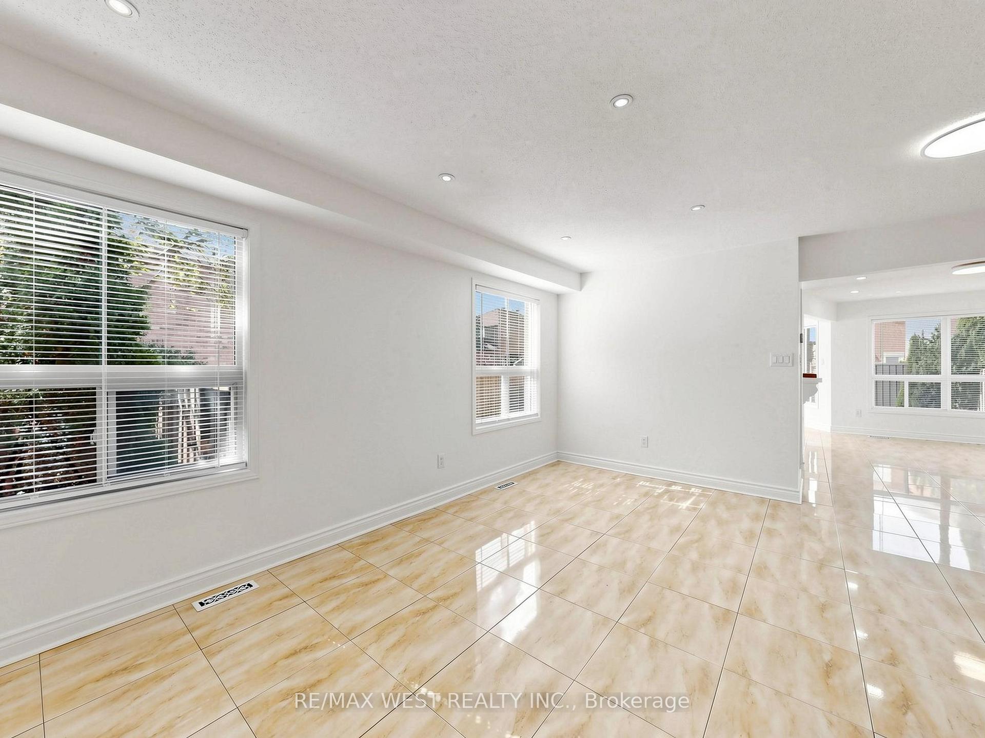 Photo 4 of 63 Echo Ridge Crescent, Vaughan, Sonoma Heights — HOMEH