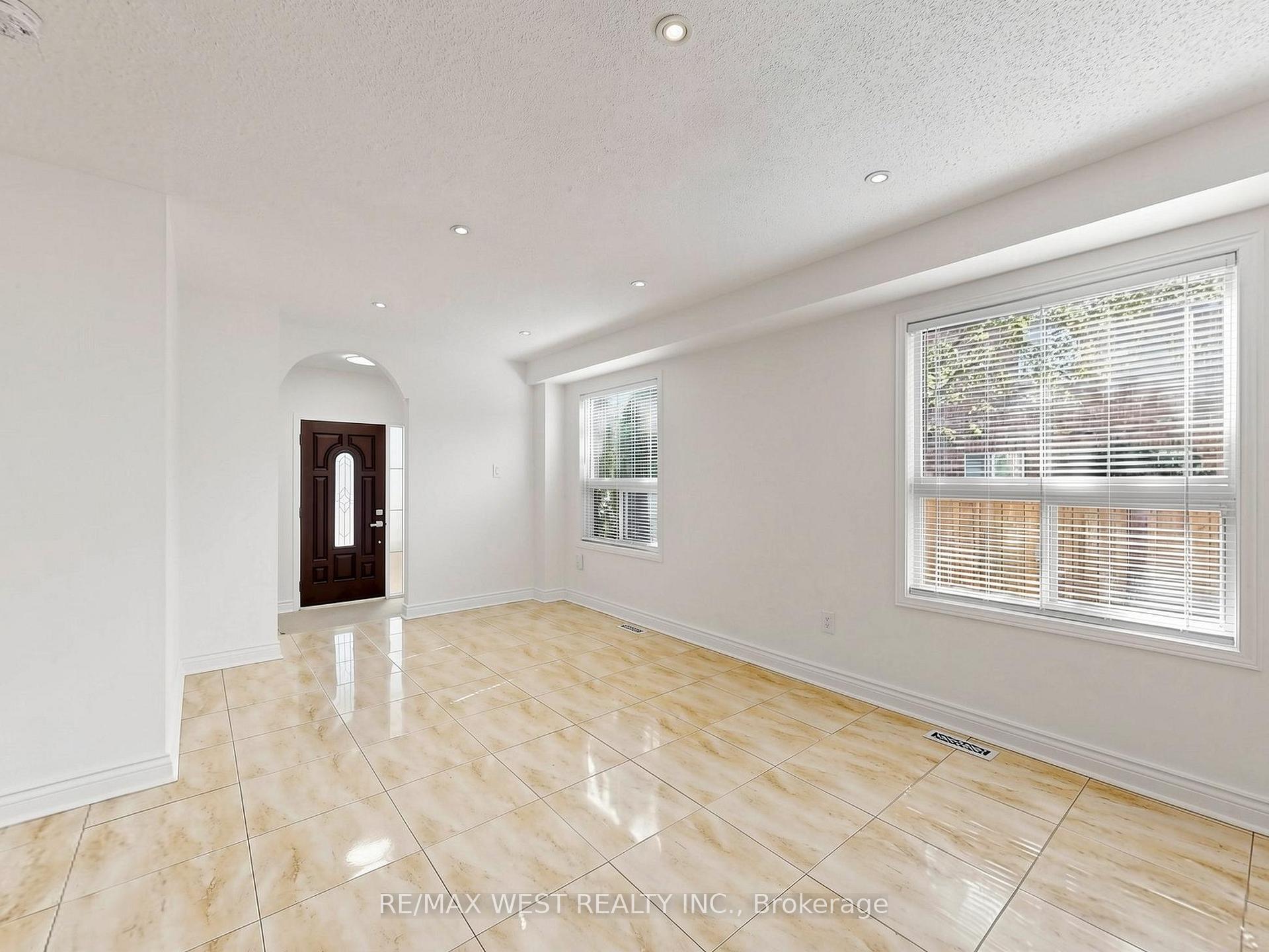 Photo 6 of 63 Echo Ridge Crescent, Vaughan, Sonoma Heights — HOMEH