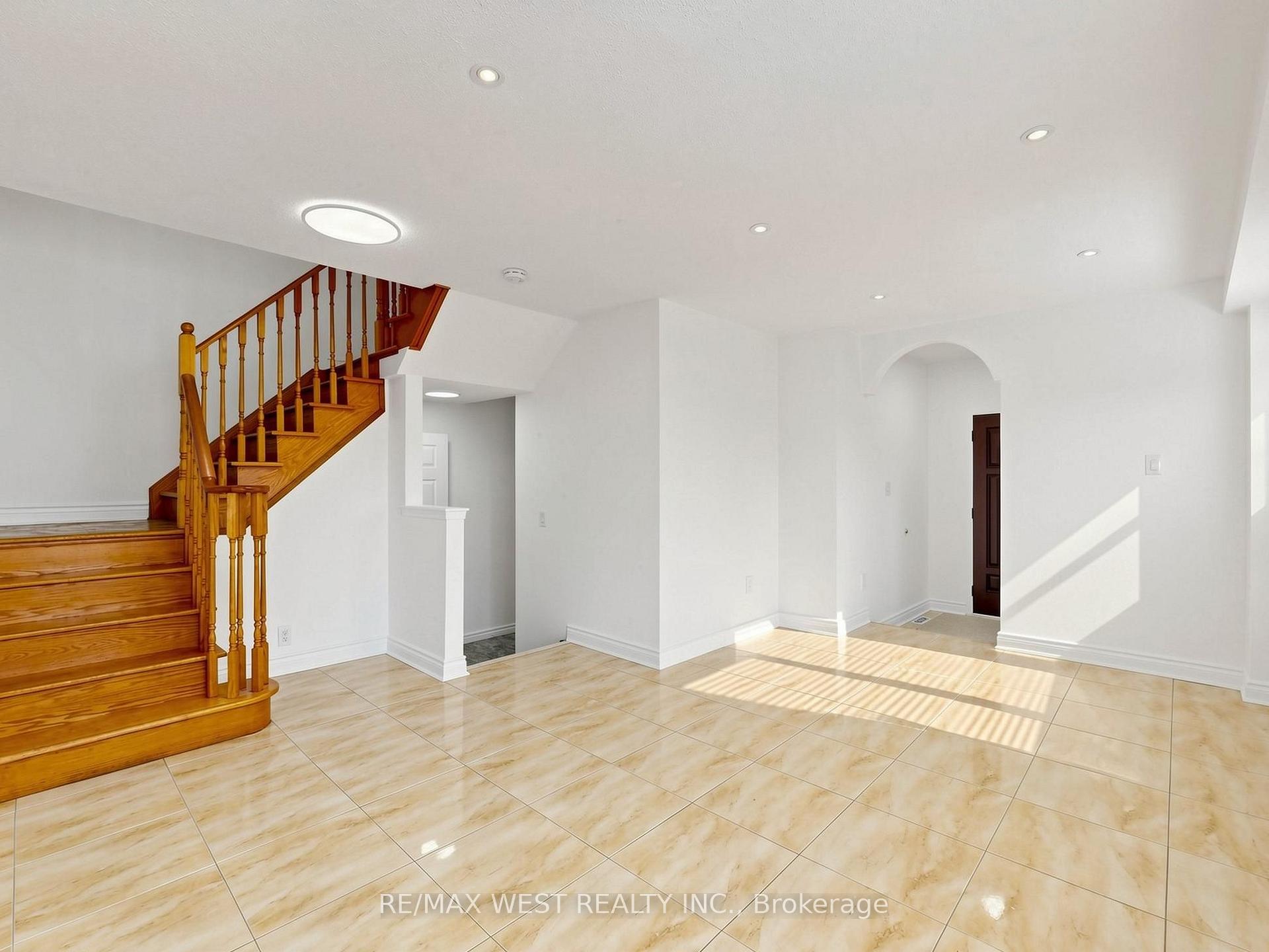 Photo 7 of 63 Echo Ridge Crescent, Vaughan, Sonoma Heights — HOMEH