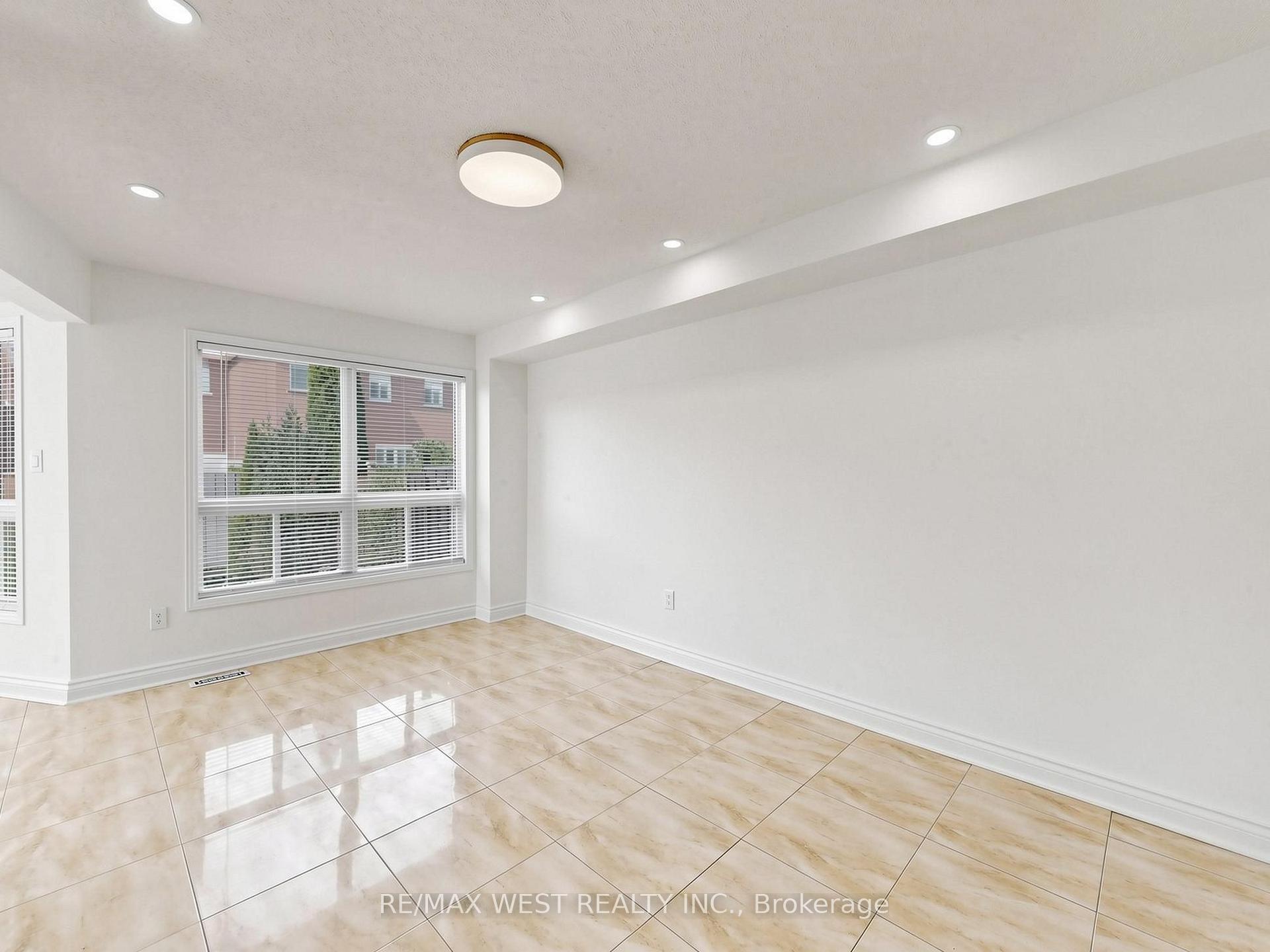 Photo 9 of 63 Echo Ridge Crescent, Vaughan, Sonoma Heights — HOMEH