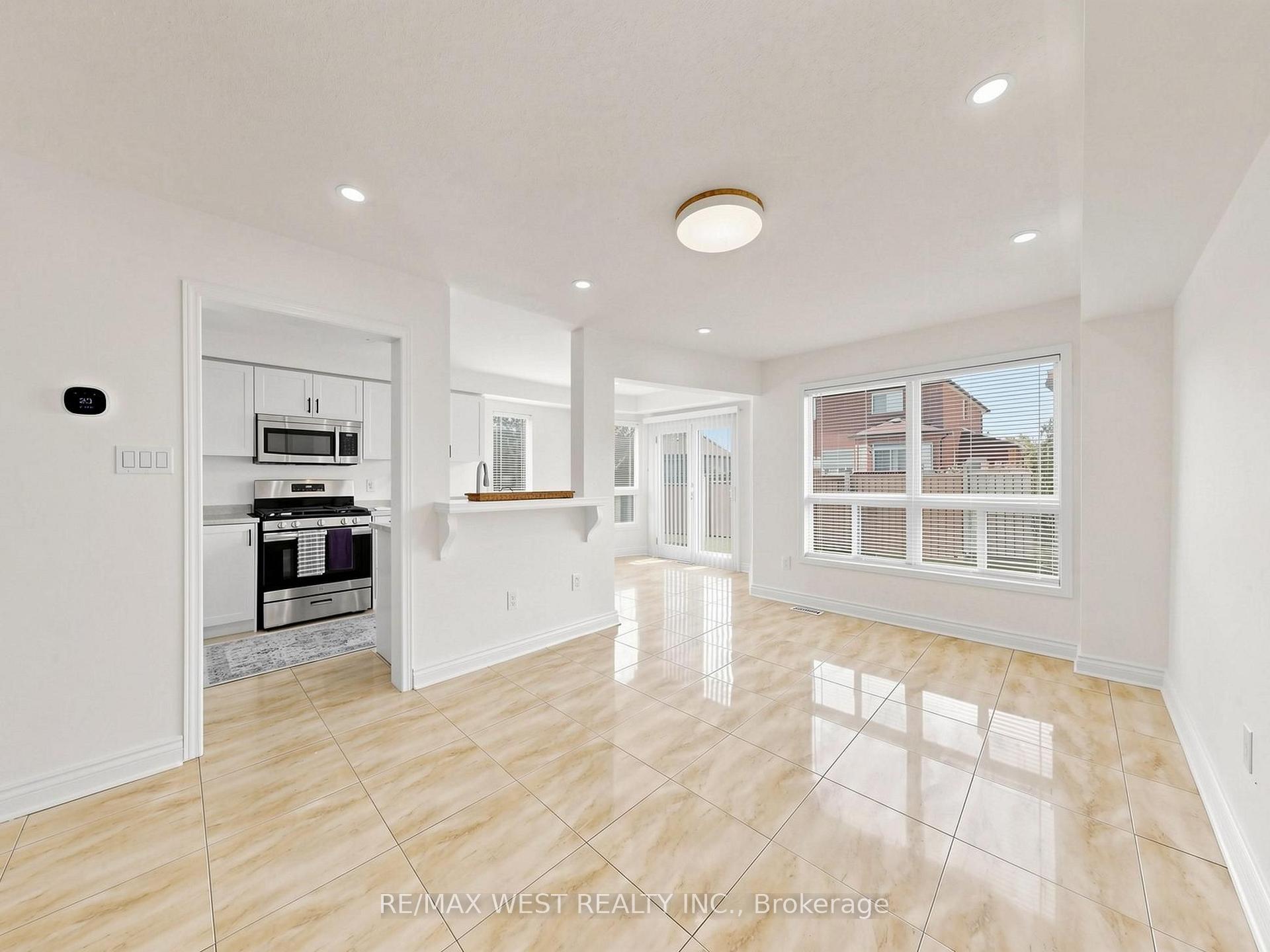 Photo 11 of 63 Echo Ridge Crescent, Vaughan, Sonoma Heights — HOMEH