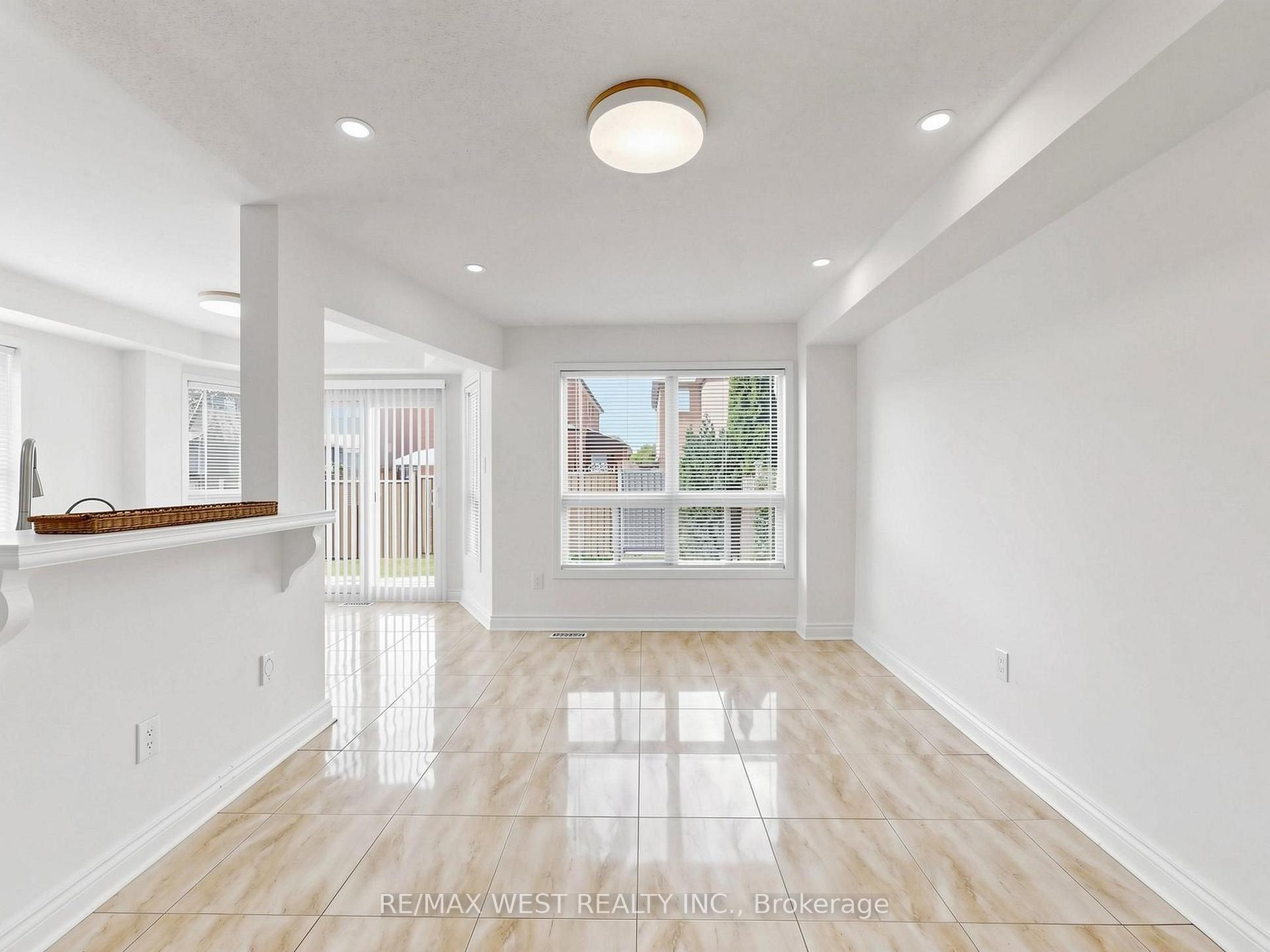 Photo 13 of 63 Echo Ridge Crescent, Vaughan, Sonoma Heights — HOMEH
