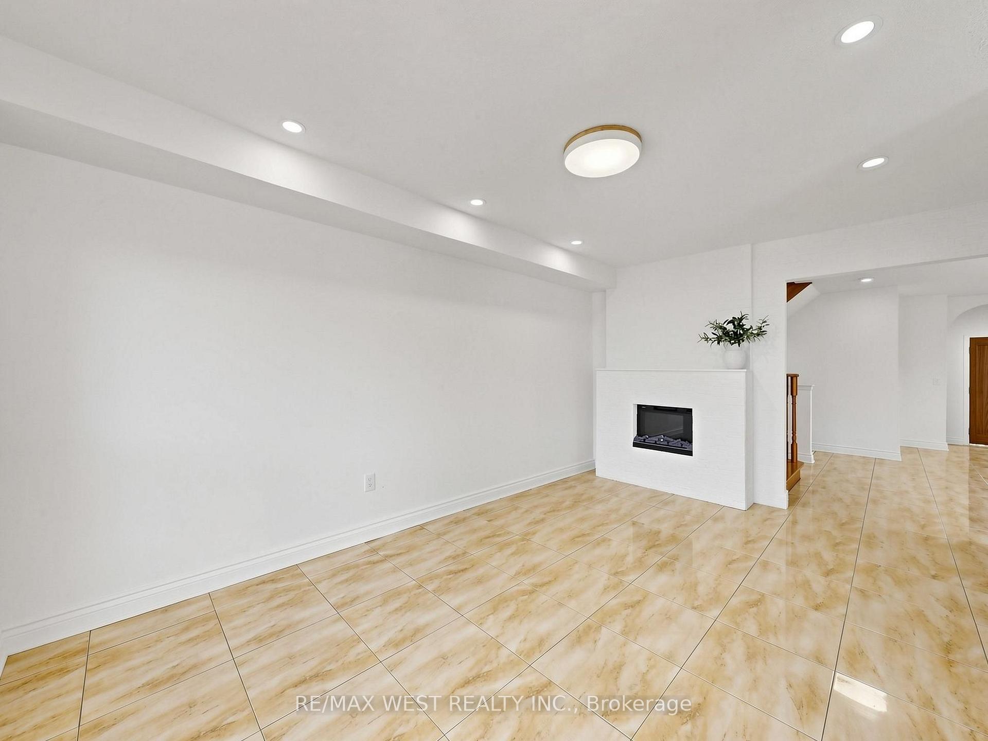 Photo 14 of 63 Echo Ridge Crescent, Vaughan, Sonoma Heights — HOMEH