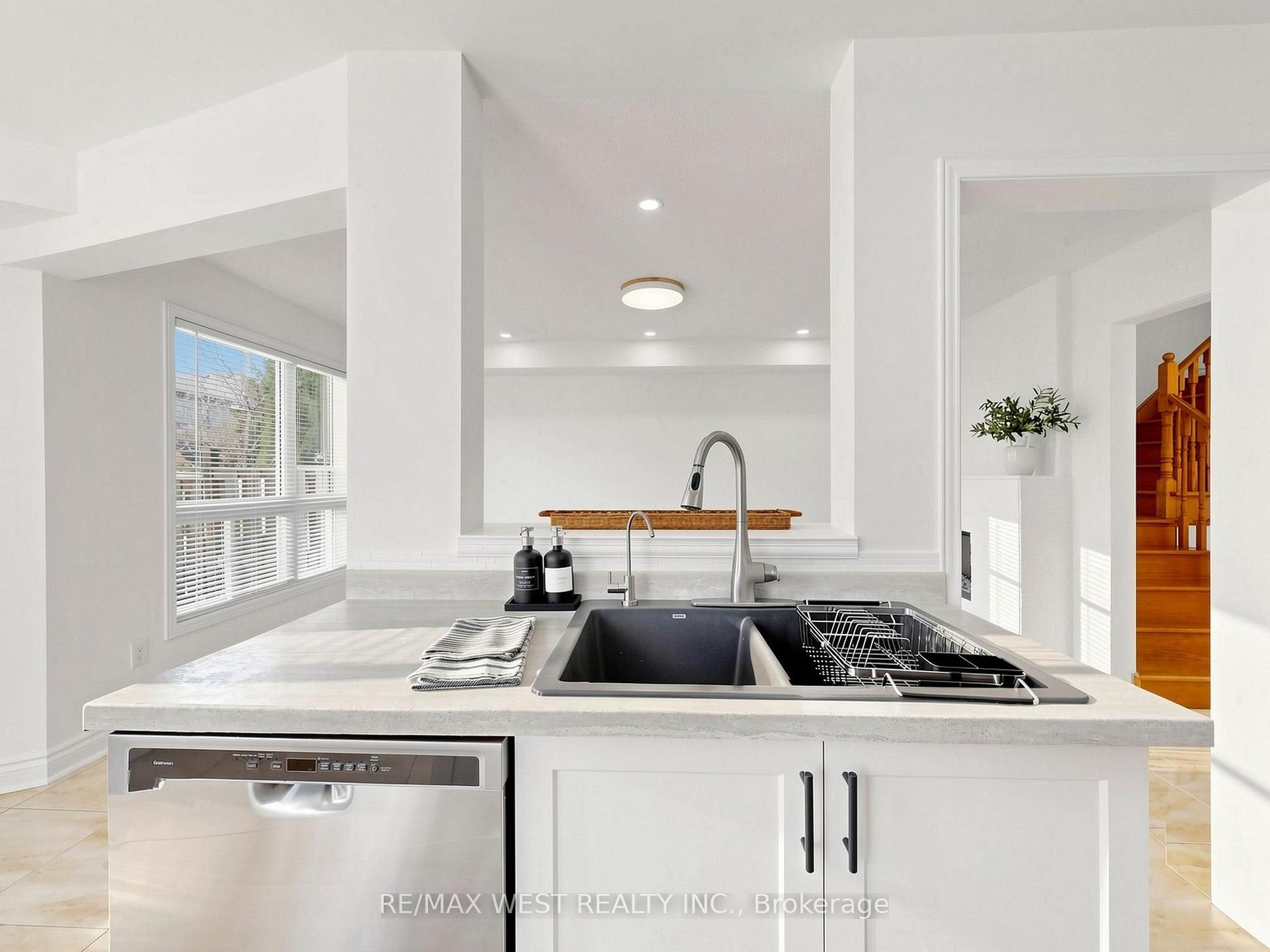 Photo 19 of 63 Echo Ridge Crescent, Vaughan, Sonoma Heights — HOMEH