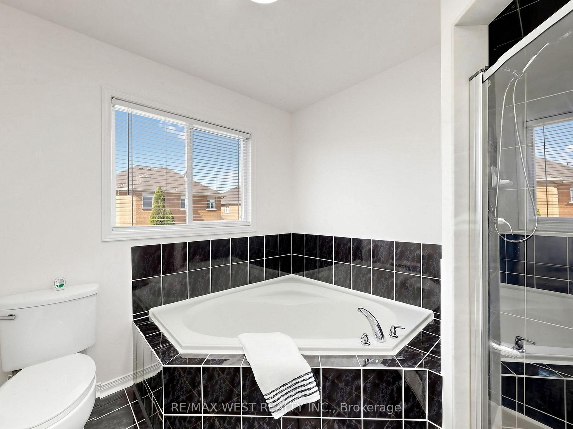 Photo 34 of 63 Echo Ridge Crescent, Vaughan, Sonoma Heights — HOMEH
