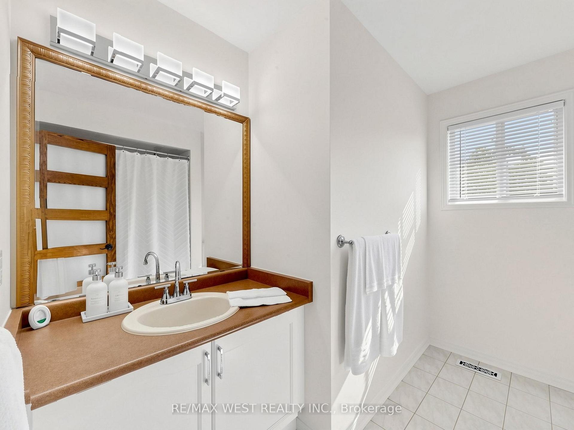Photo 41 of 63 Echo Ridge Crescent, Vaughan, Sonoma Heights — HOMEH