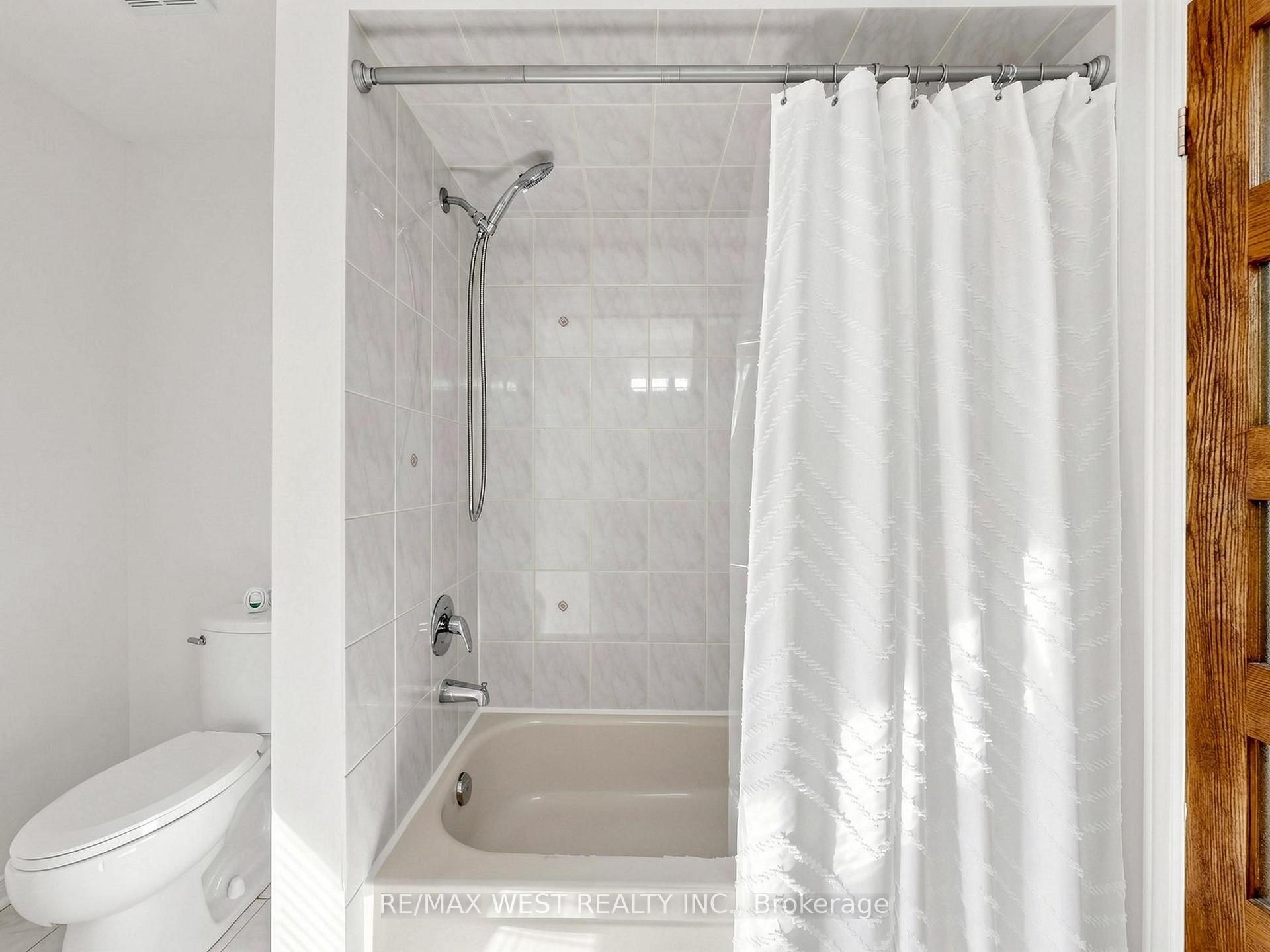 Photo 42 of 63 Echo Ridge Crescent, Vaughan, Sonoma Heights — HOMEH