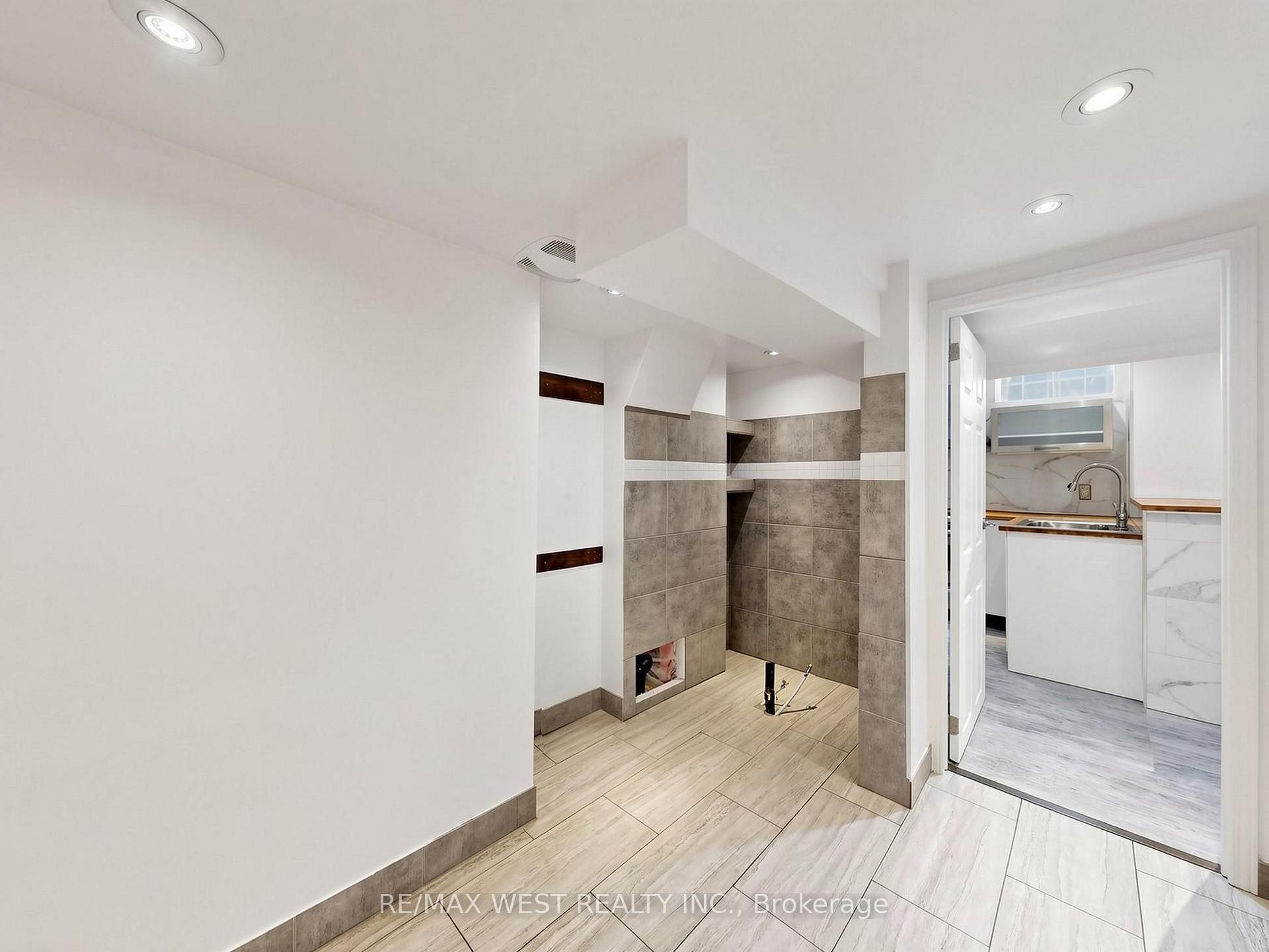 Photo 52 of 63 Echo Ridge Crescent, Vaughan, Sonoma Heights — HOMEH