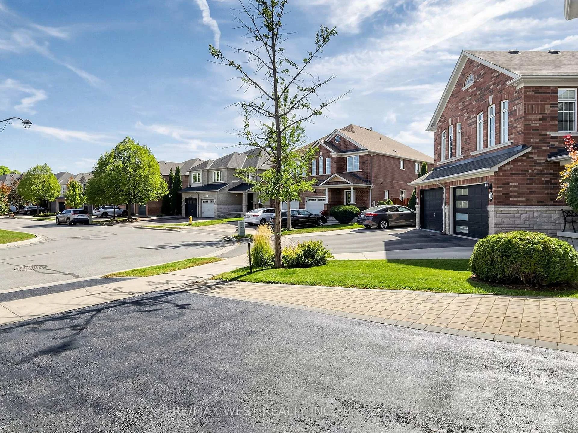 Photo 5 of 63 Echo Ridge Crescent, Vaughan, Sonoma Heights — HOMEH