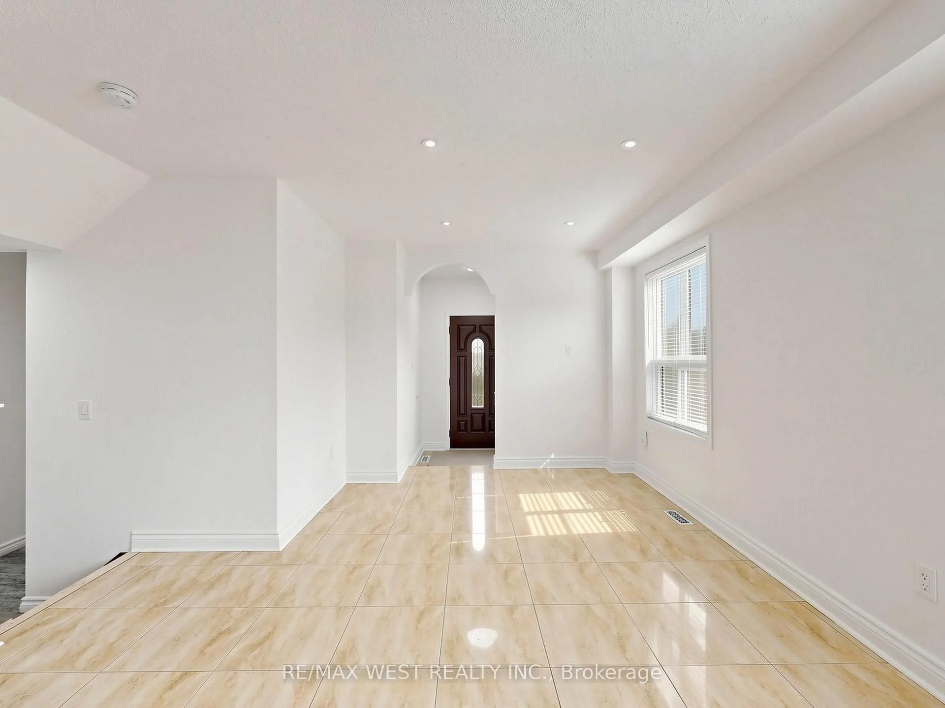 Photo 8 of 63 Echo Ridge Crescent, Vaughan, Sonoma Heights — HOMEH