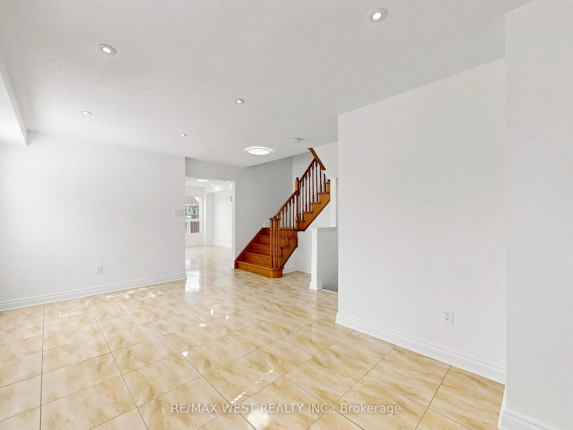 Photo 10 of 63 Echo Ridge Crescent, Vaughan, Sonoma Heights — HOMEH