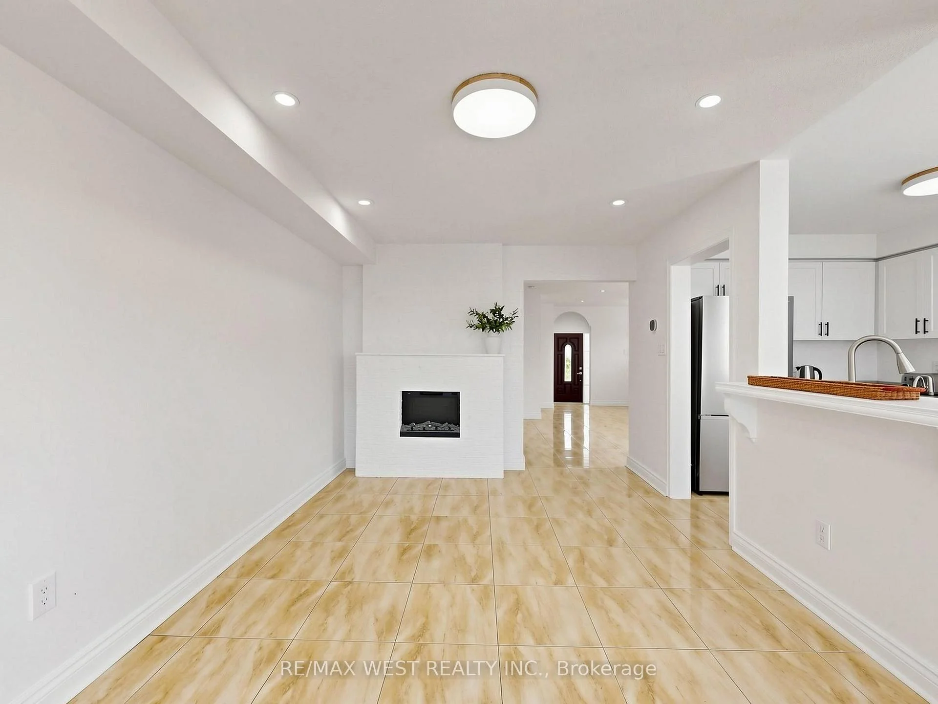 Photo 15 of 63 Echo Ridge Crescent, Vaughan, Sonoma Heights — HOMEH