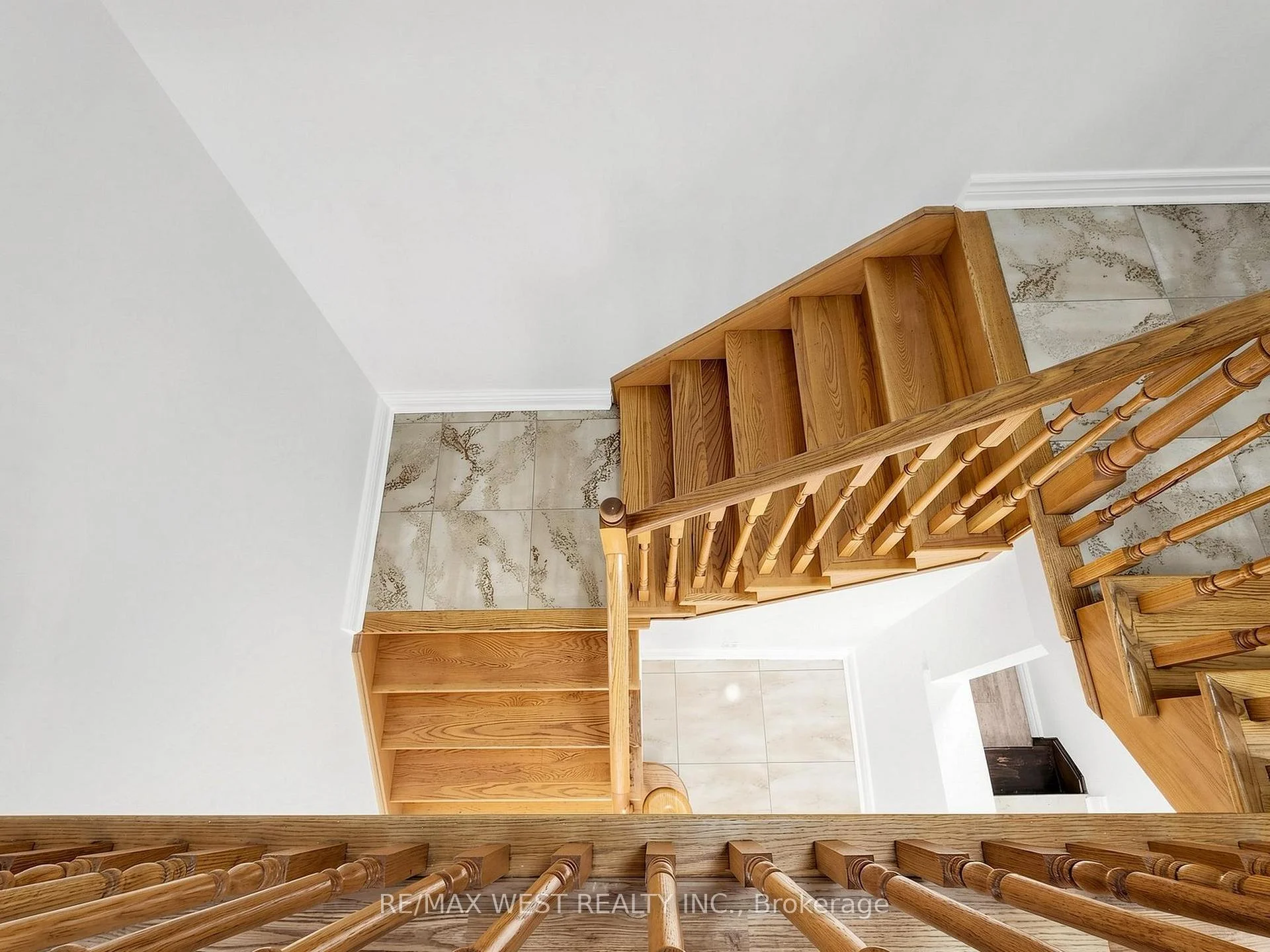 Photo 26 of 63 Echo Ridge Crescent, Vaughan, Sonoma Heights — HOMEH