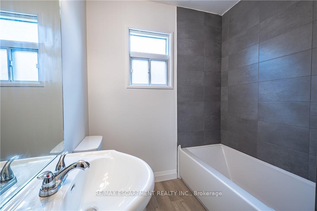 Photo 15 of 150 Beland Avenue S, Hamilton, Bartonville — HOMEH