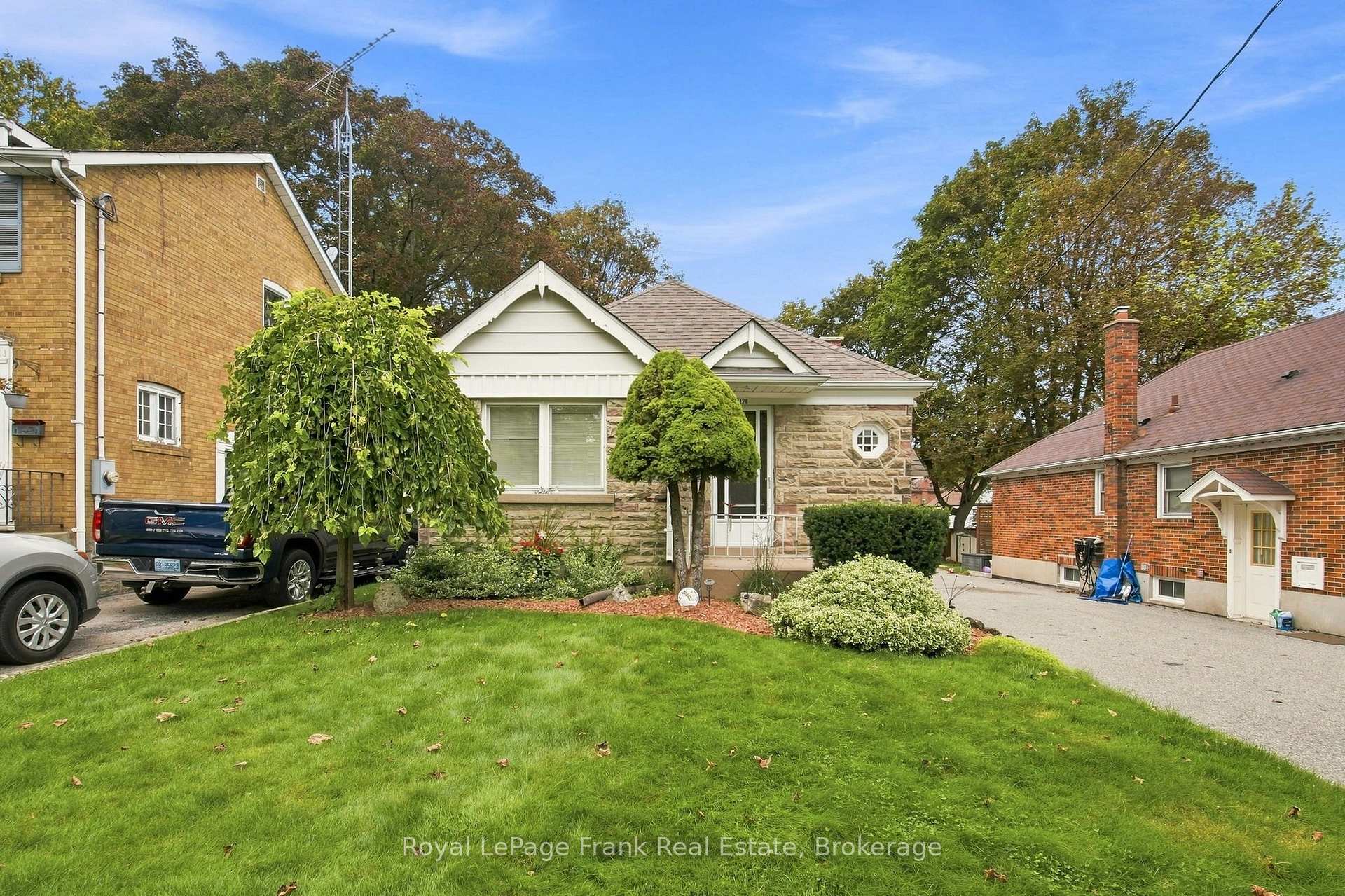 Photo 2 of 126 Lauder Road, Oshawa, O'Neill — HOMEH