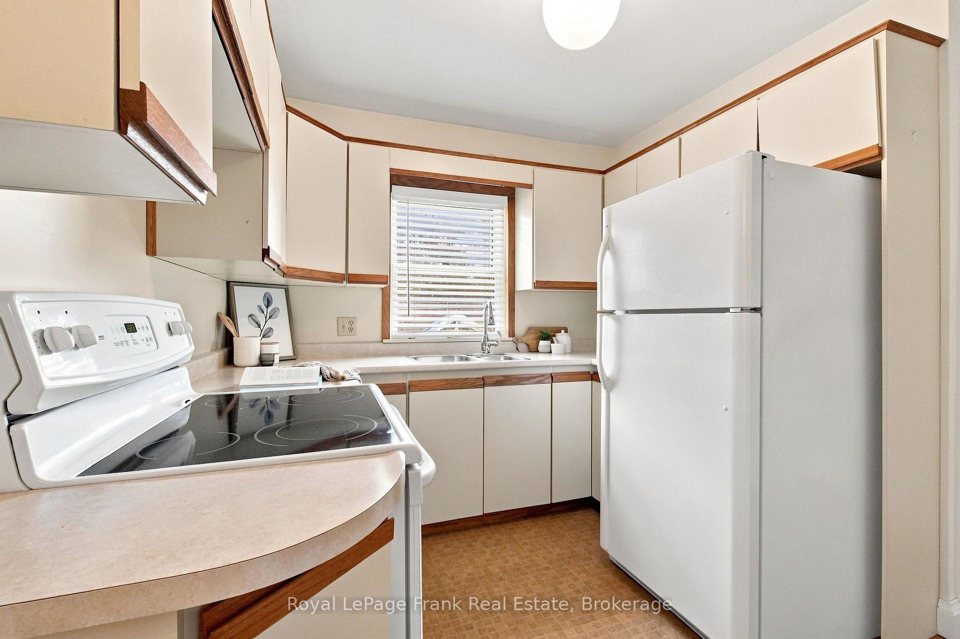 Photo 11 of 126 Lauder Road, Oshawa, O'Neill — HOMEH