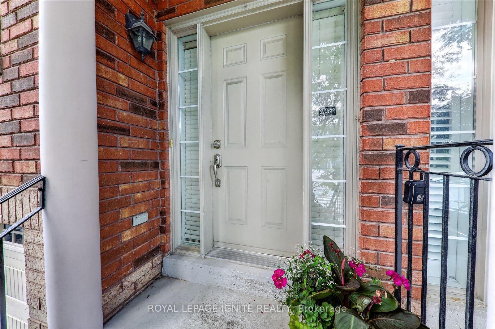 Photo 4 of Unit 9, 8032 Kipling Avenue, Vaughan, West Woodbridge — HOMEH