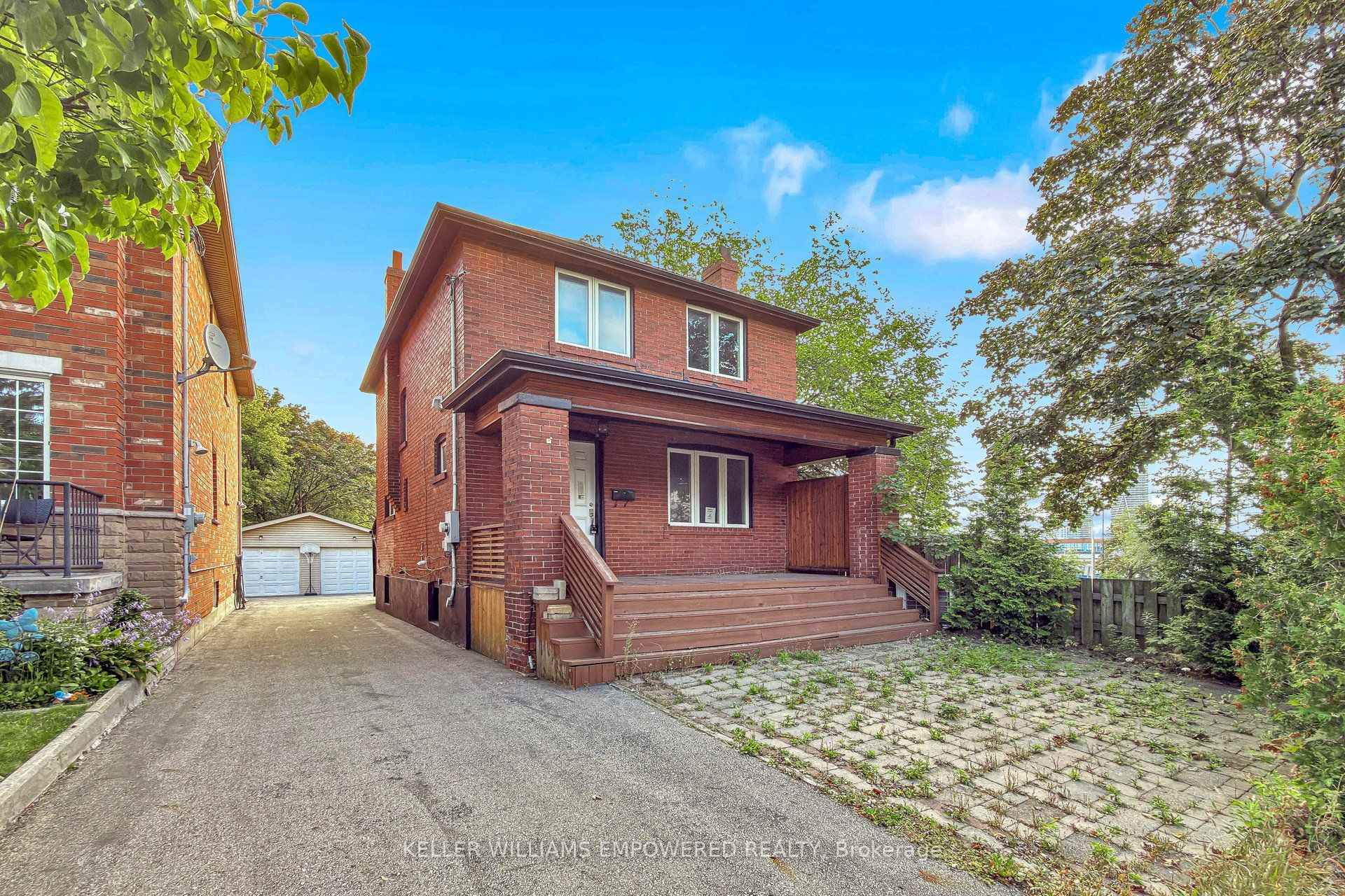 Photo 2 of 5 Aldgate Avenue, Etobicoke, Stonegate-Queensway — HOMEH