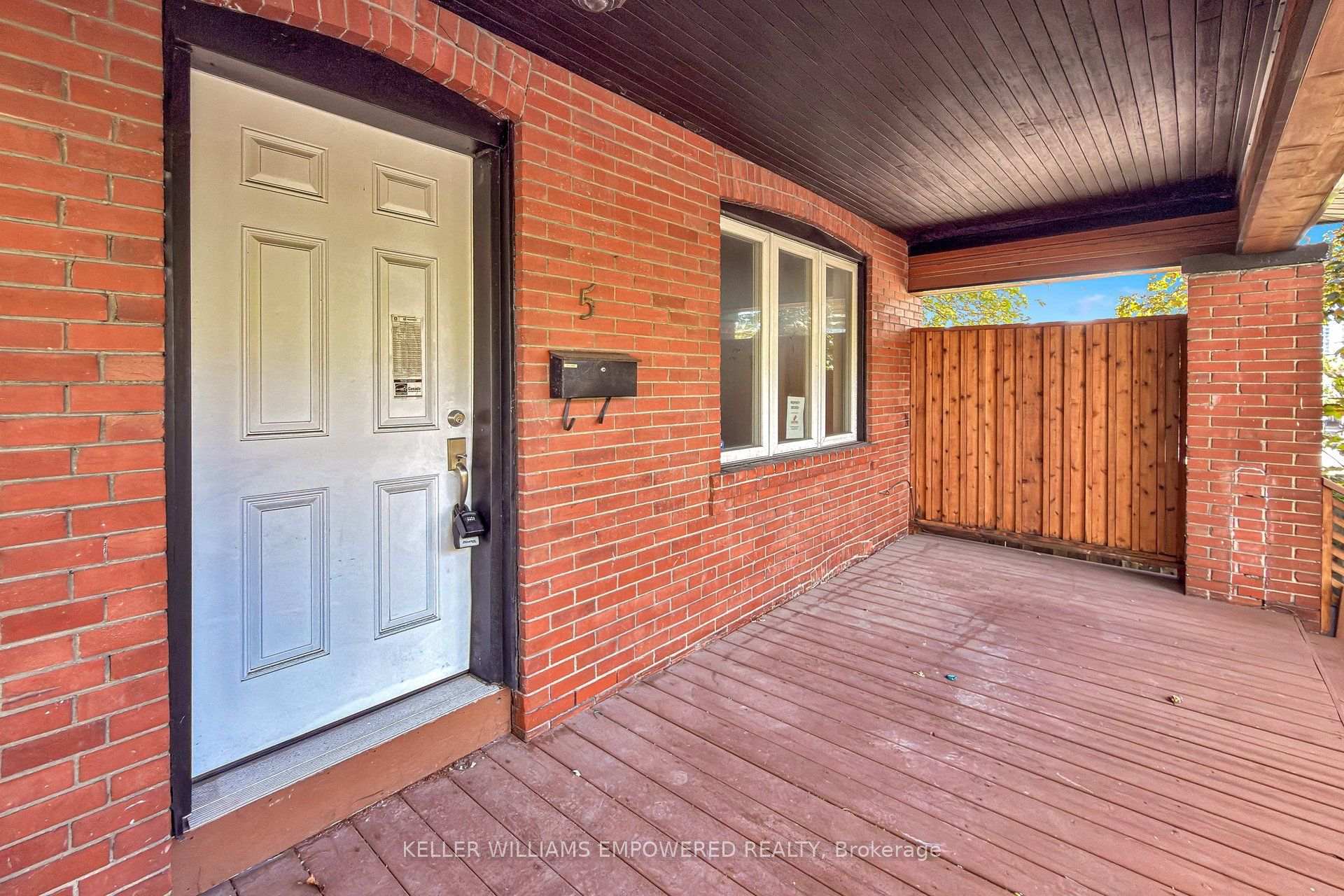 Photo 3 of 5 Aldgate Avenue, Etobicoke, Stonegate-Queensway — HOMEH