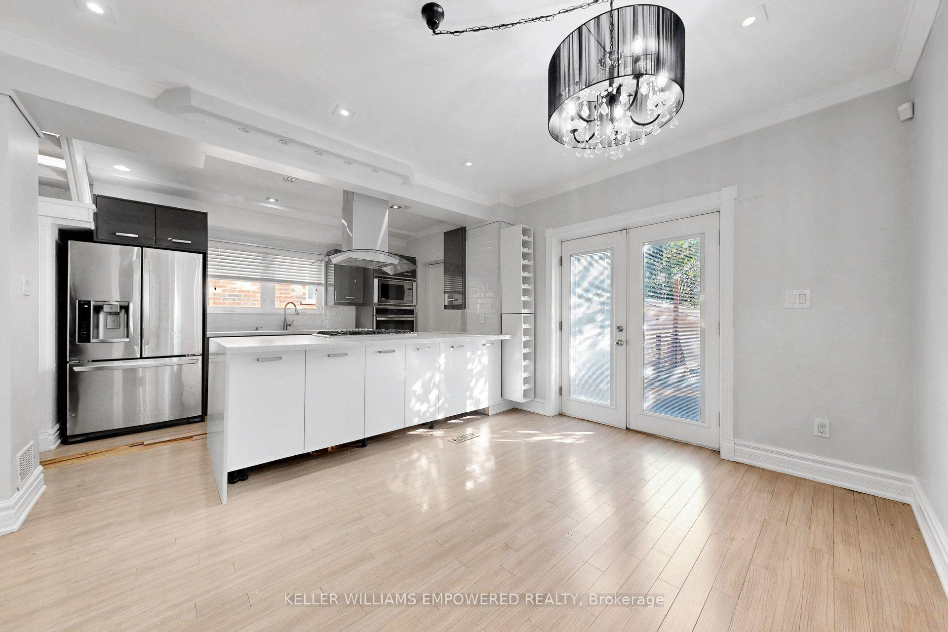 Photo 10 of 5 Aldgate Avenue, Etobicoke, Stonegate-Queensway — HOMEH