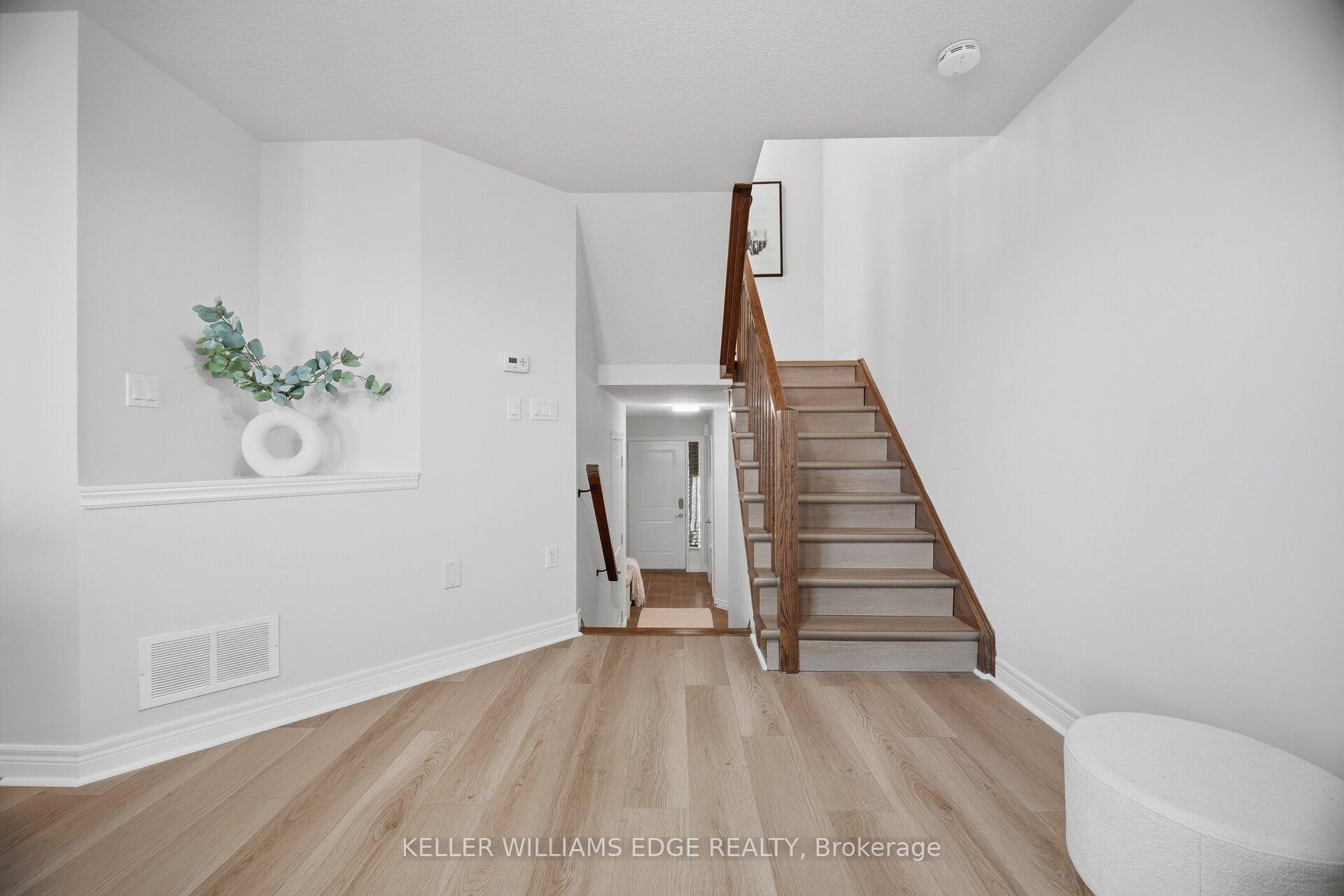 Photo 4 of 98 Bloom Crescent, Hamilton, Hannon — HOMEH